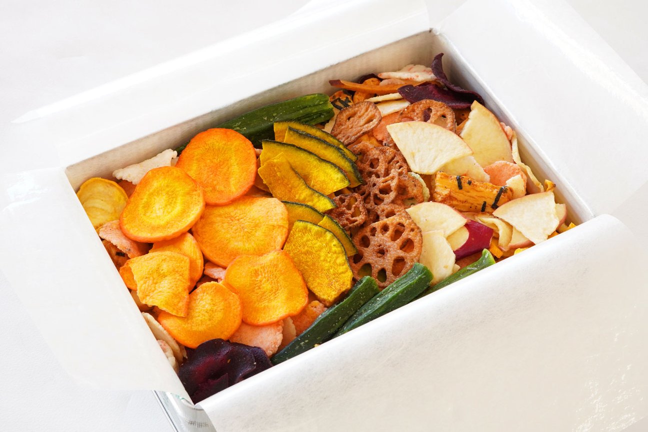 缶に入った野菜チップスやあられ
