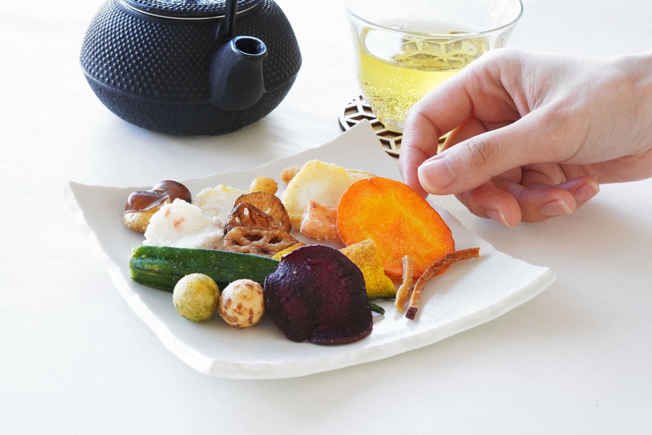皿に並んだ野菜チップスやあられ