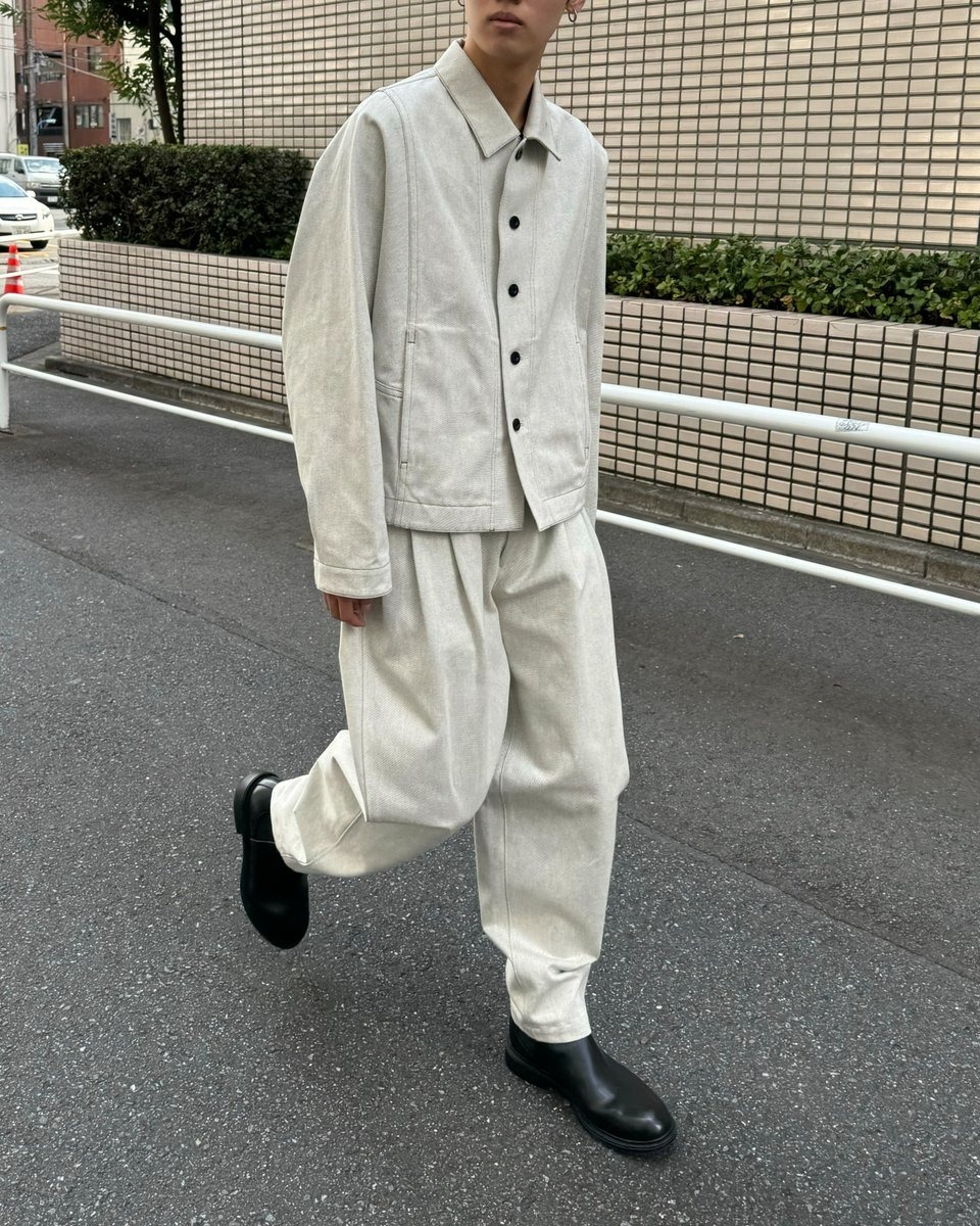 ホワイトのデニムを着用した男性モデル
