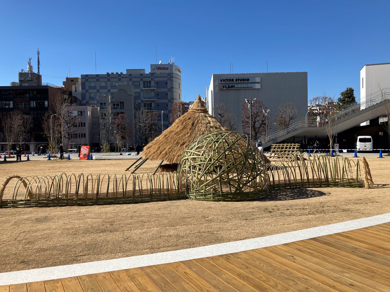 広場に設置された藁のかまくら