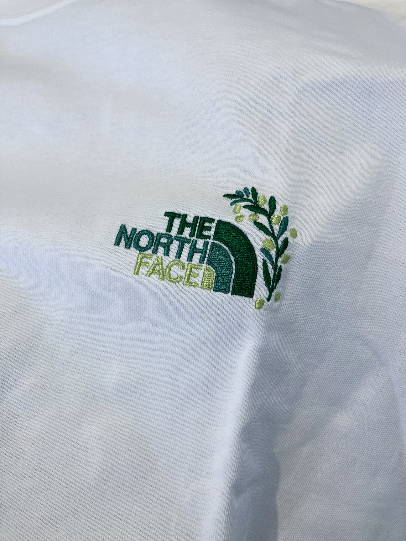 Tシャツ胸元の刺繍