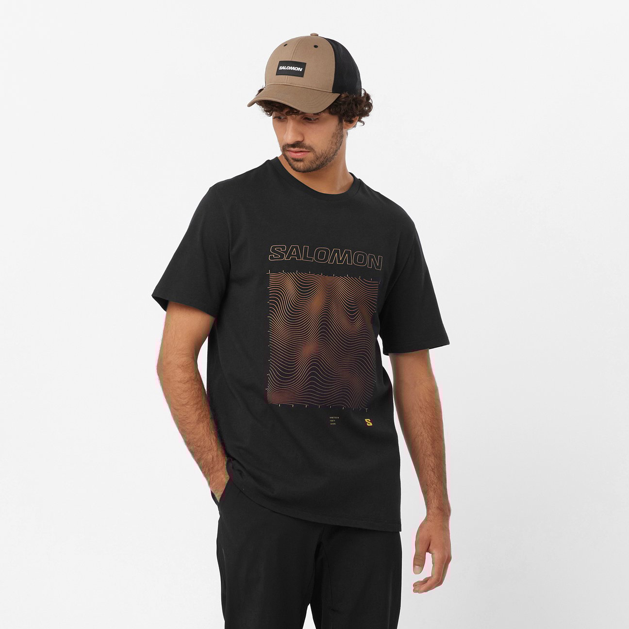 黒いTシャツを着た男性