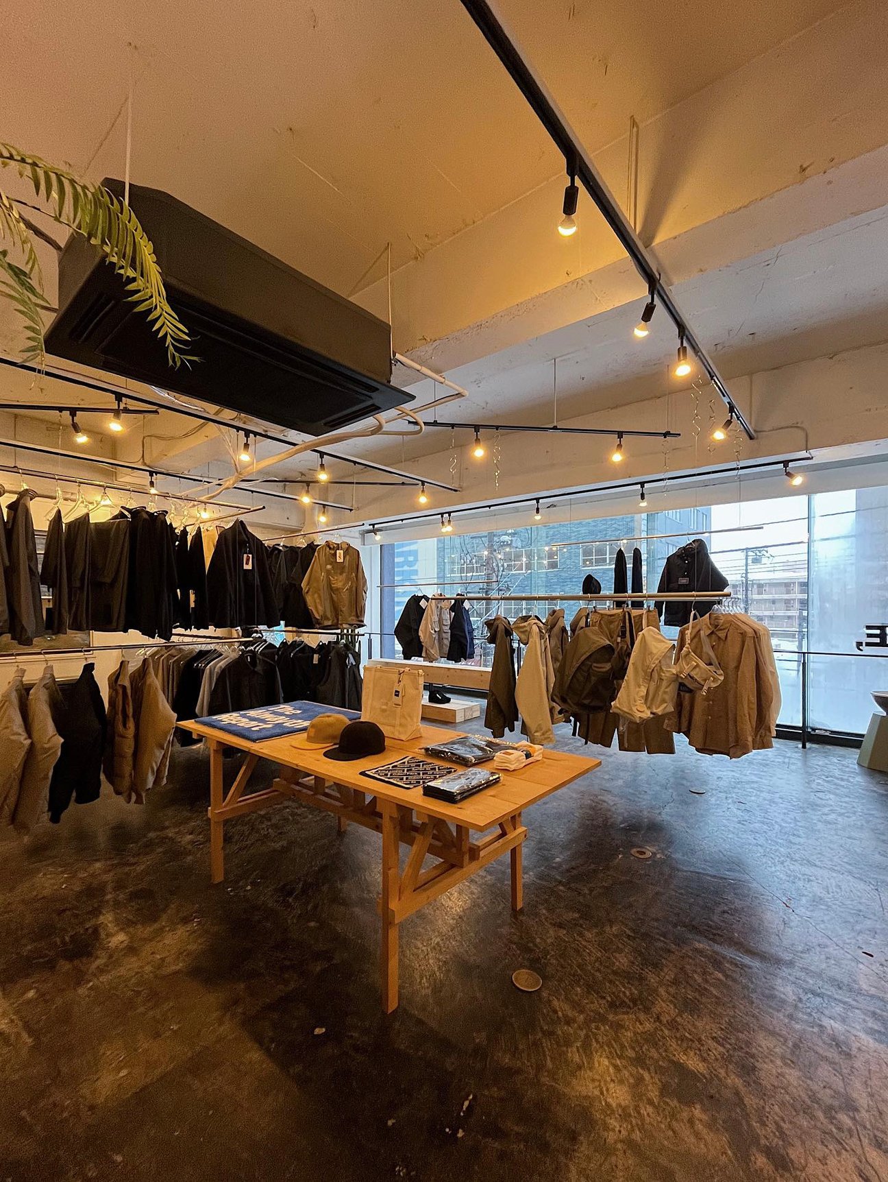 北海道のセレクトショップ「ウェイク」の店内