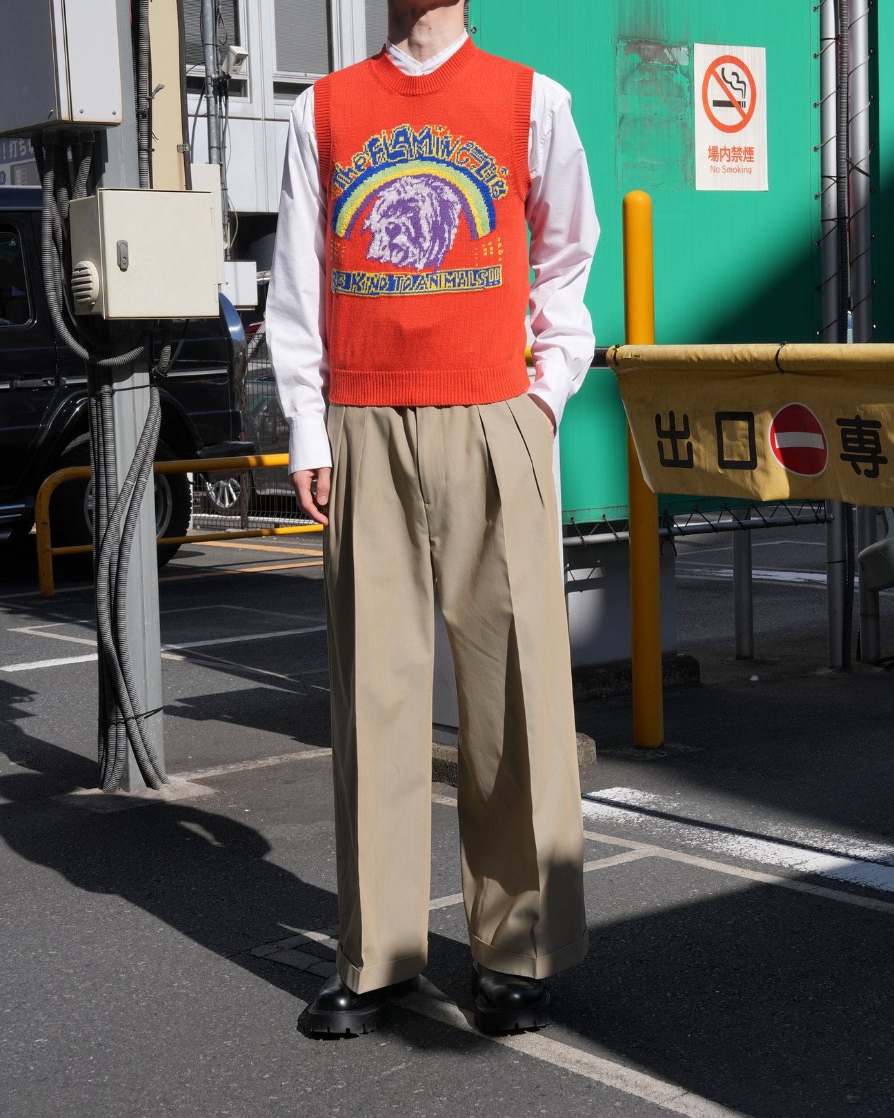 ビューティフルピープルのニットベストを着た男性モデル