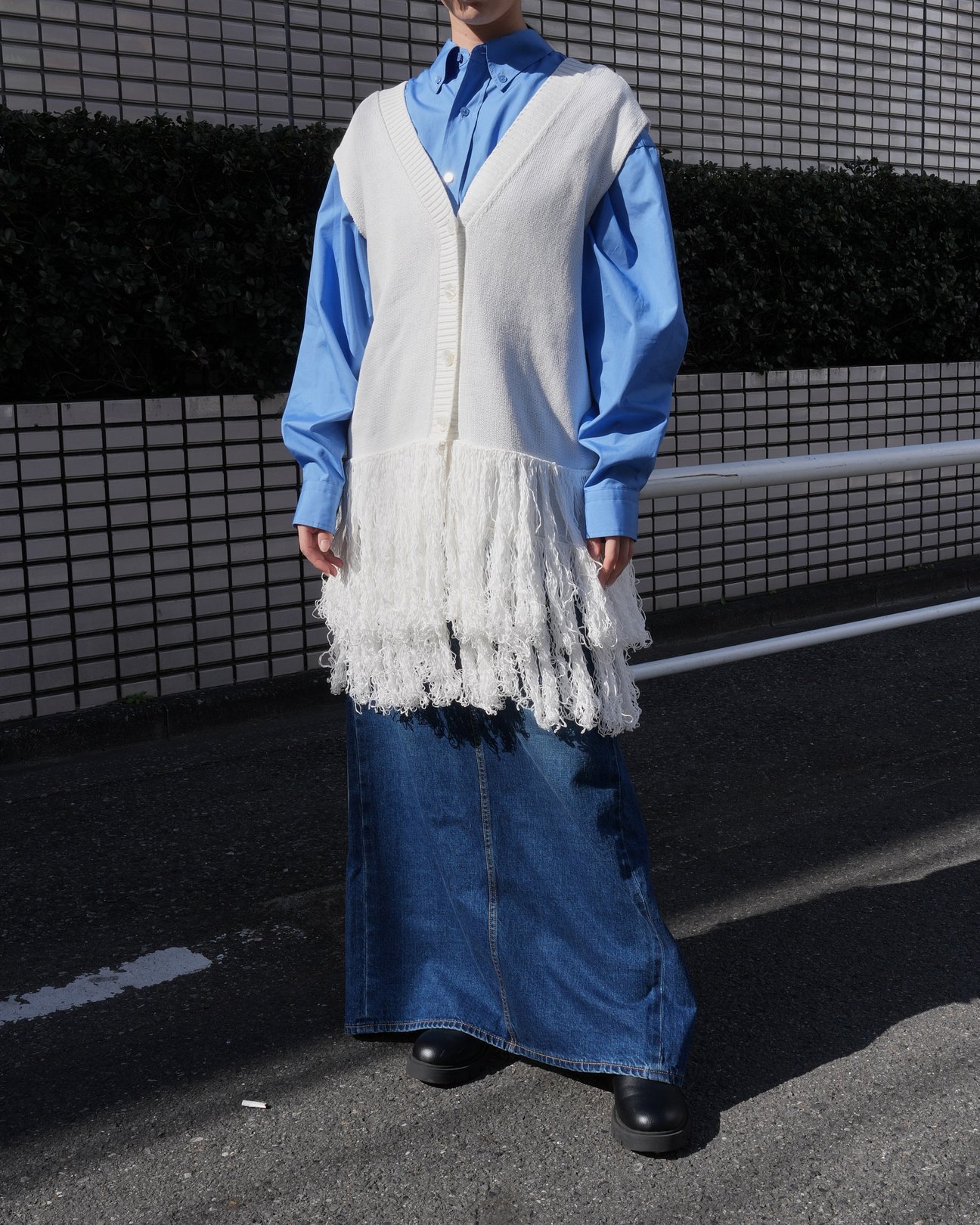 チノのベストを着た女性モデル