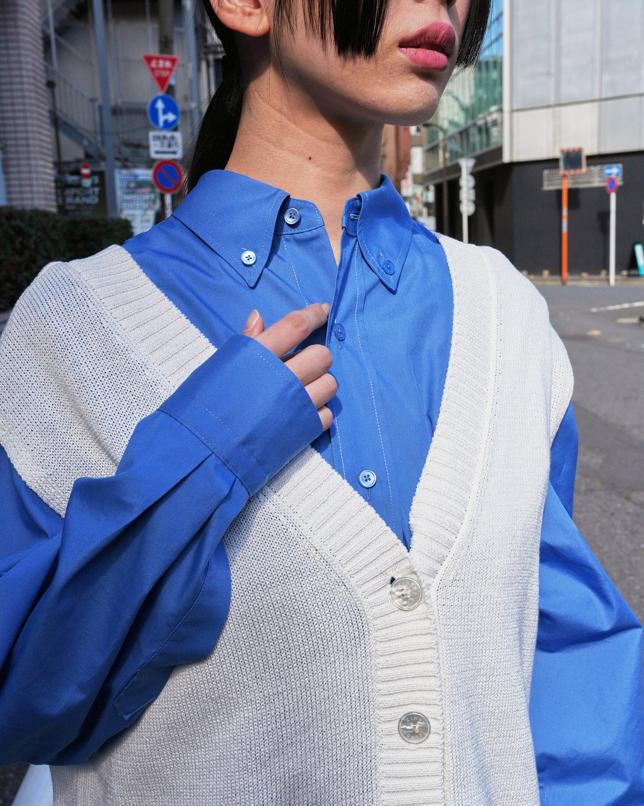 チノのベストを着た女性モデル