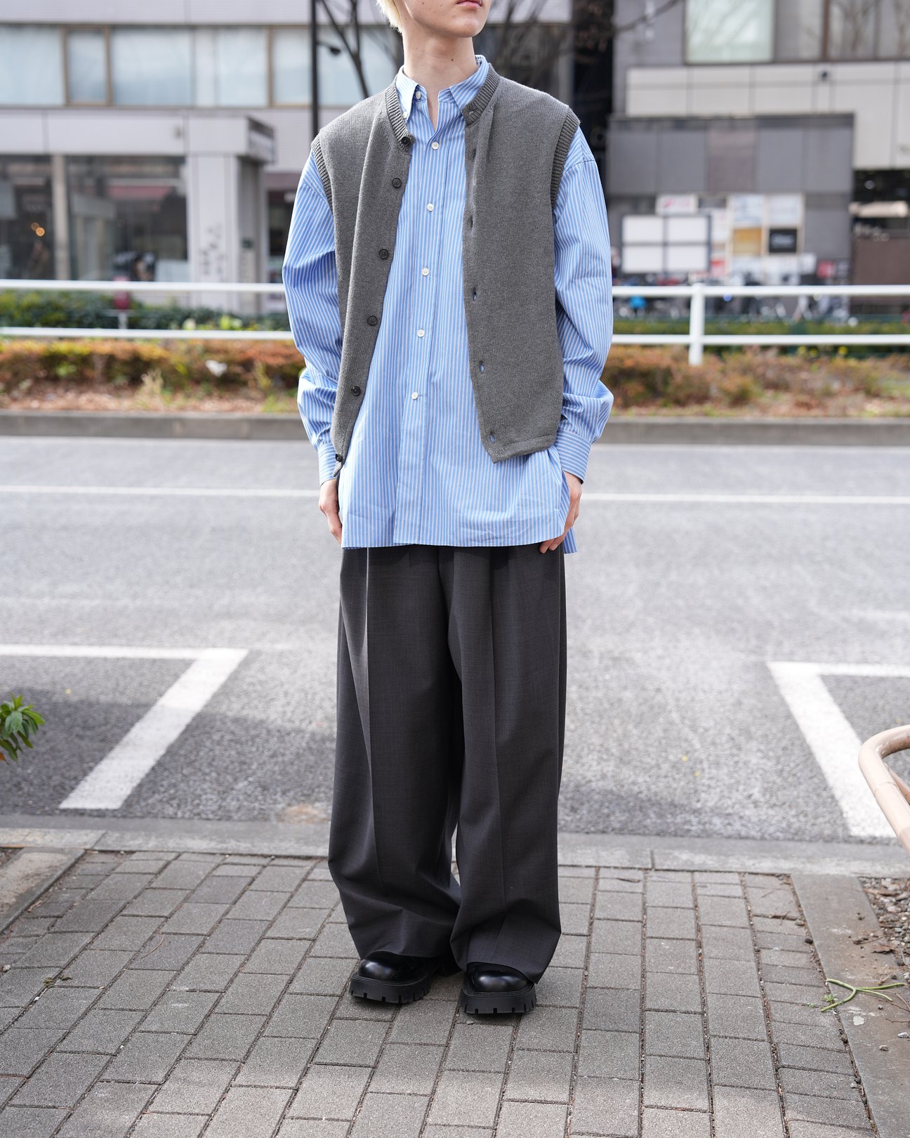 ジョンメイソンスミスのニットベストを着た男性モデル