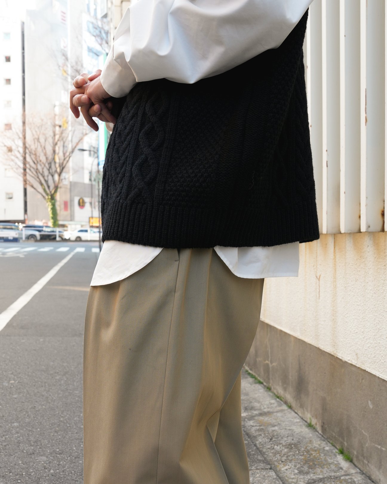 男性のスタイリング。ホワイトシャツとのレイヤード。