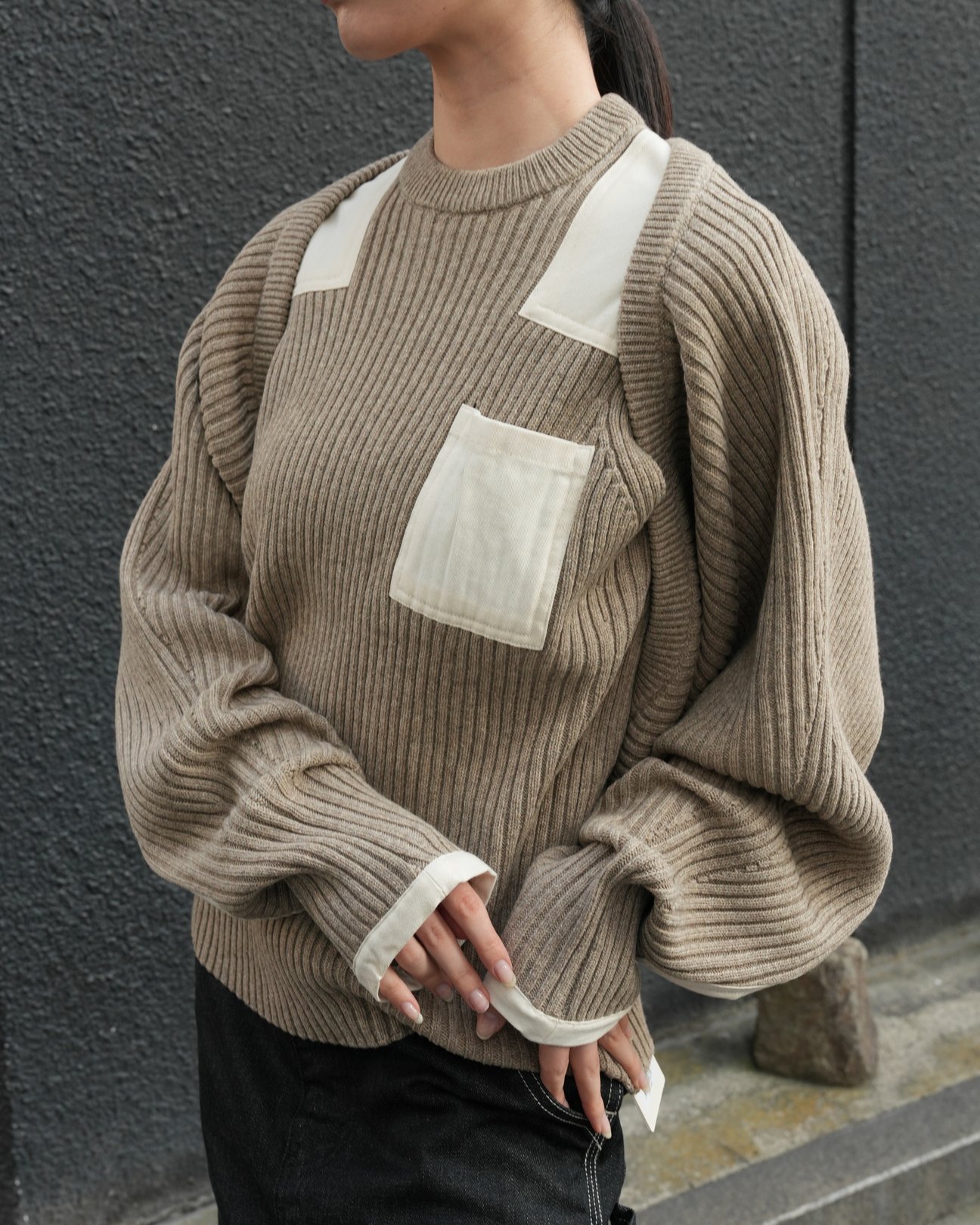 女性の着用写真。ボレロとのスタイリング。