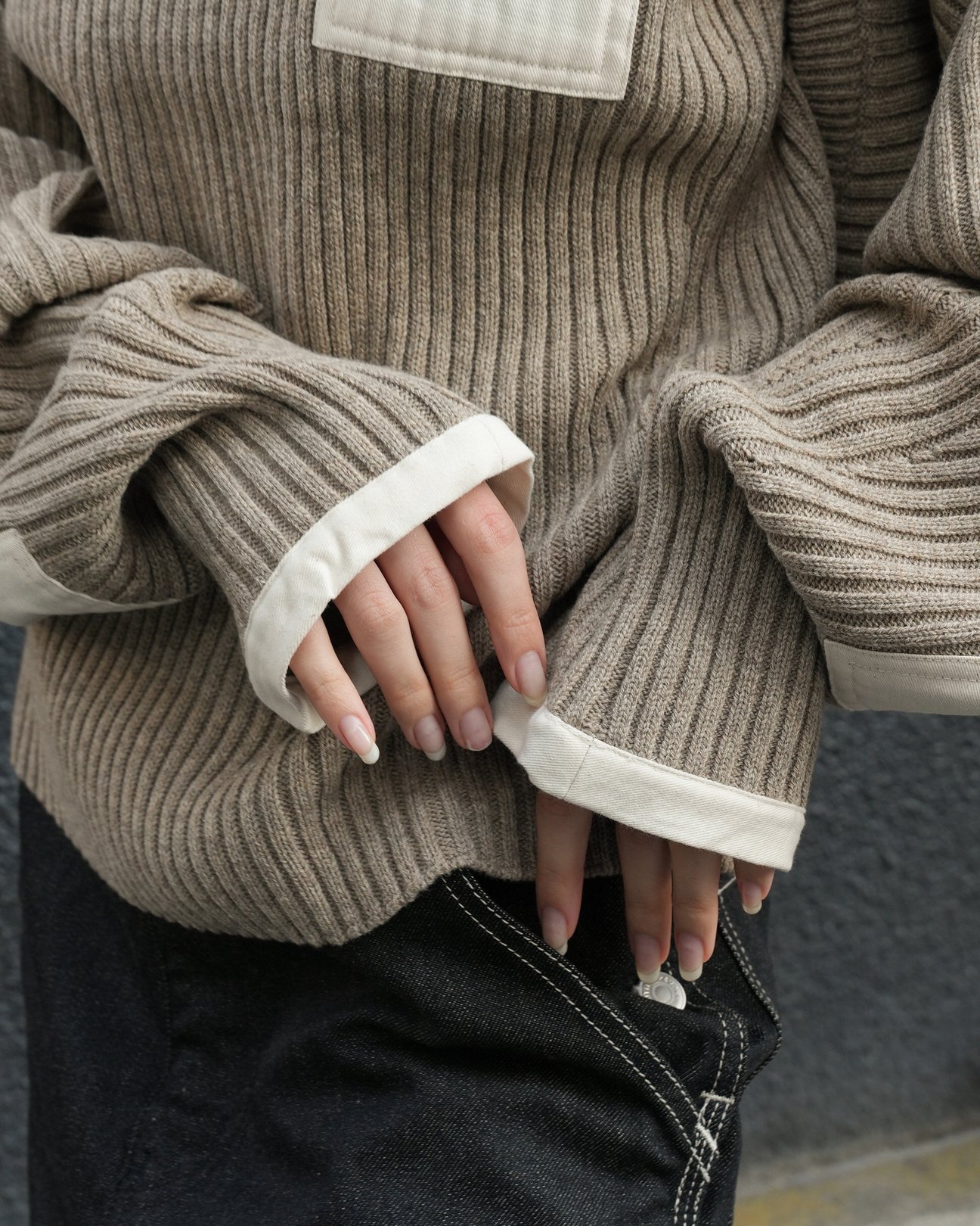 女性の着用写真。ボレロとのスタイリング。