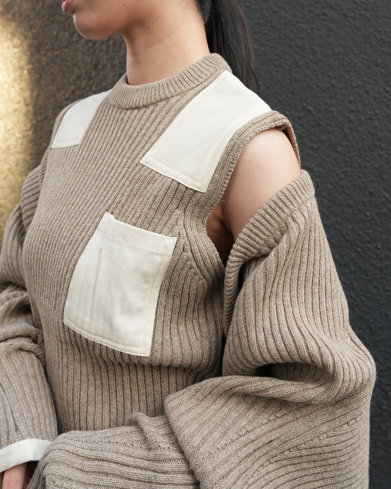 女性の着用写真。ボレロとのスタイリング。