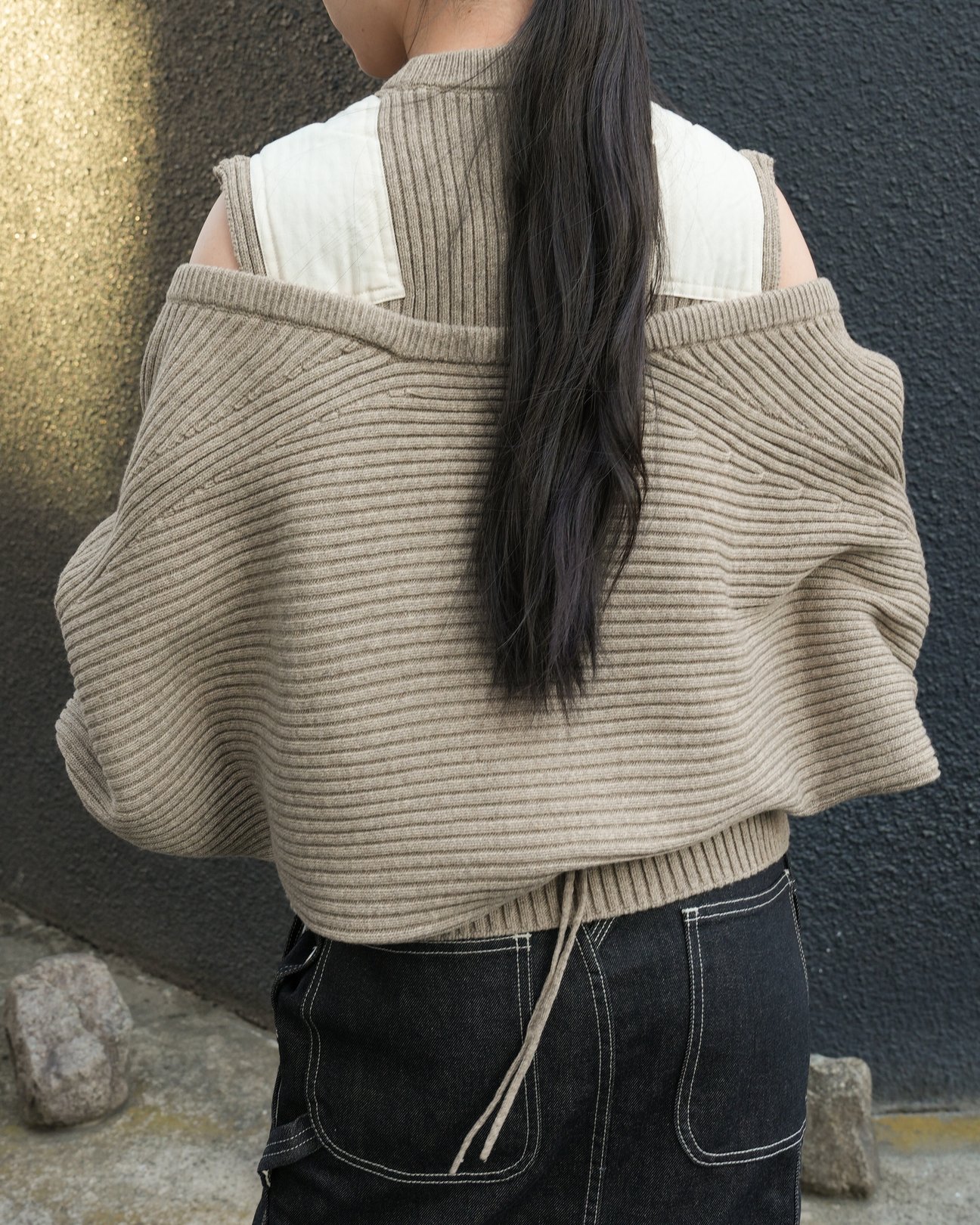 女性の着用写真。ボレロとのスタイリング。