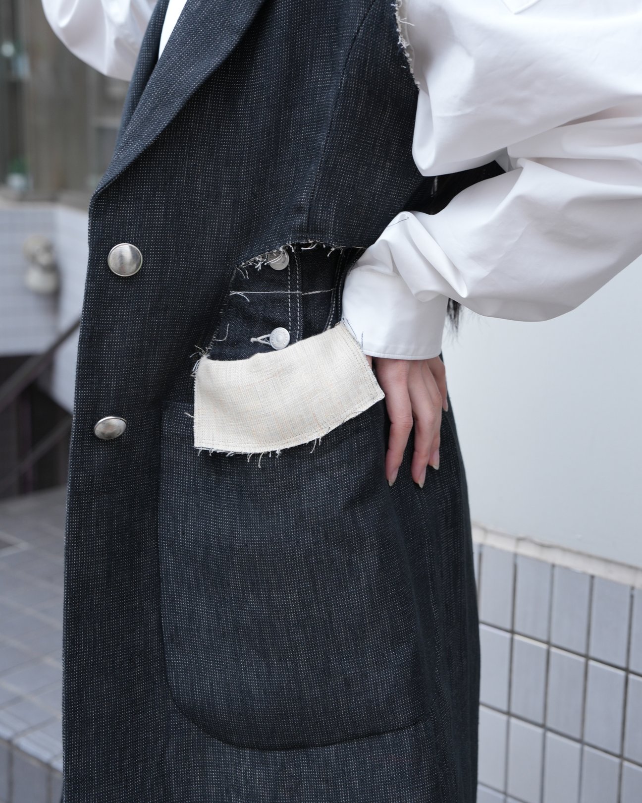 チノのベストを着た女性モデル