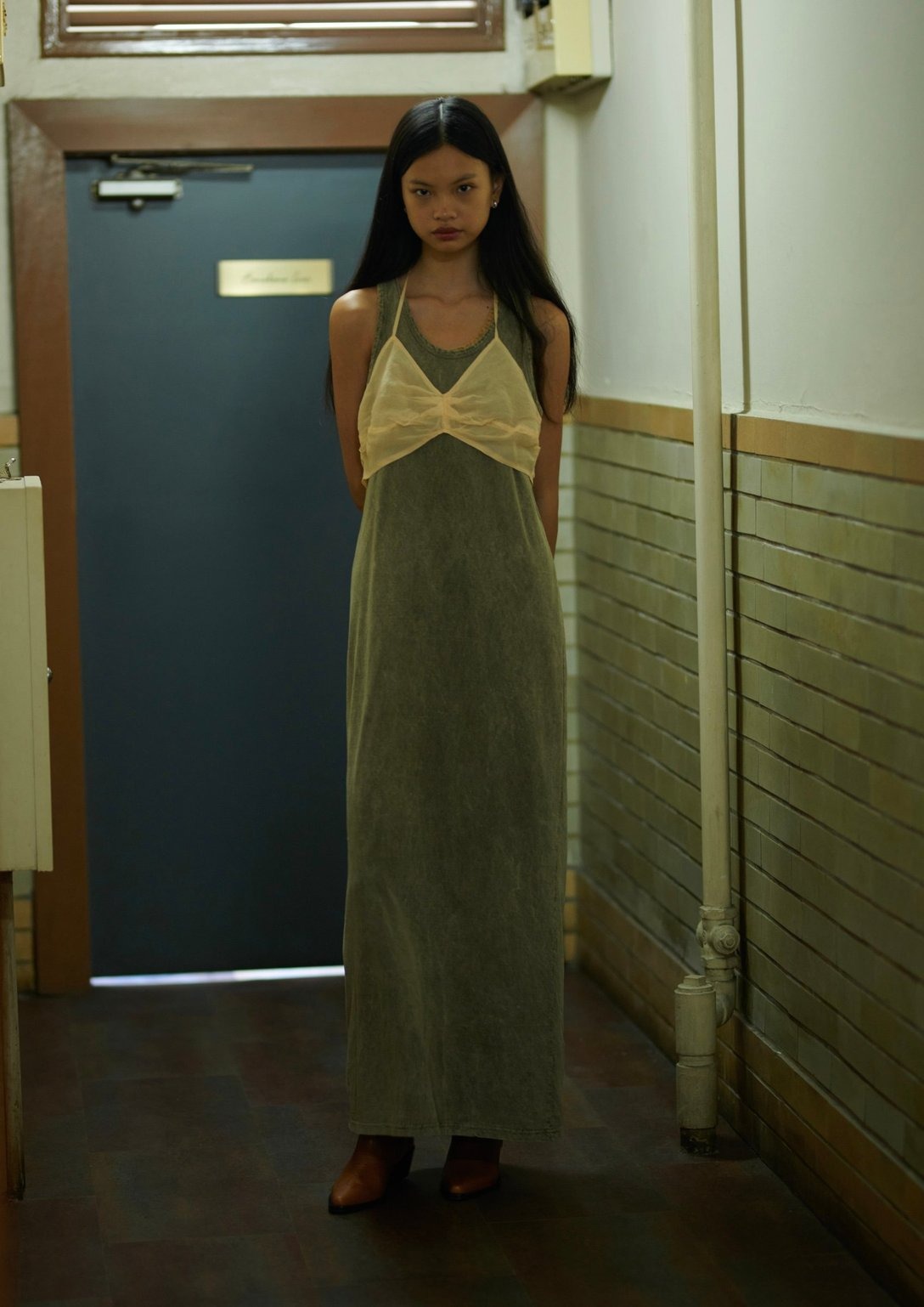 アンスクリアのブリーチドレスを着た女性モデル