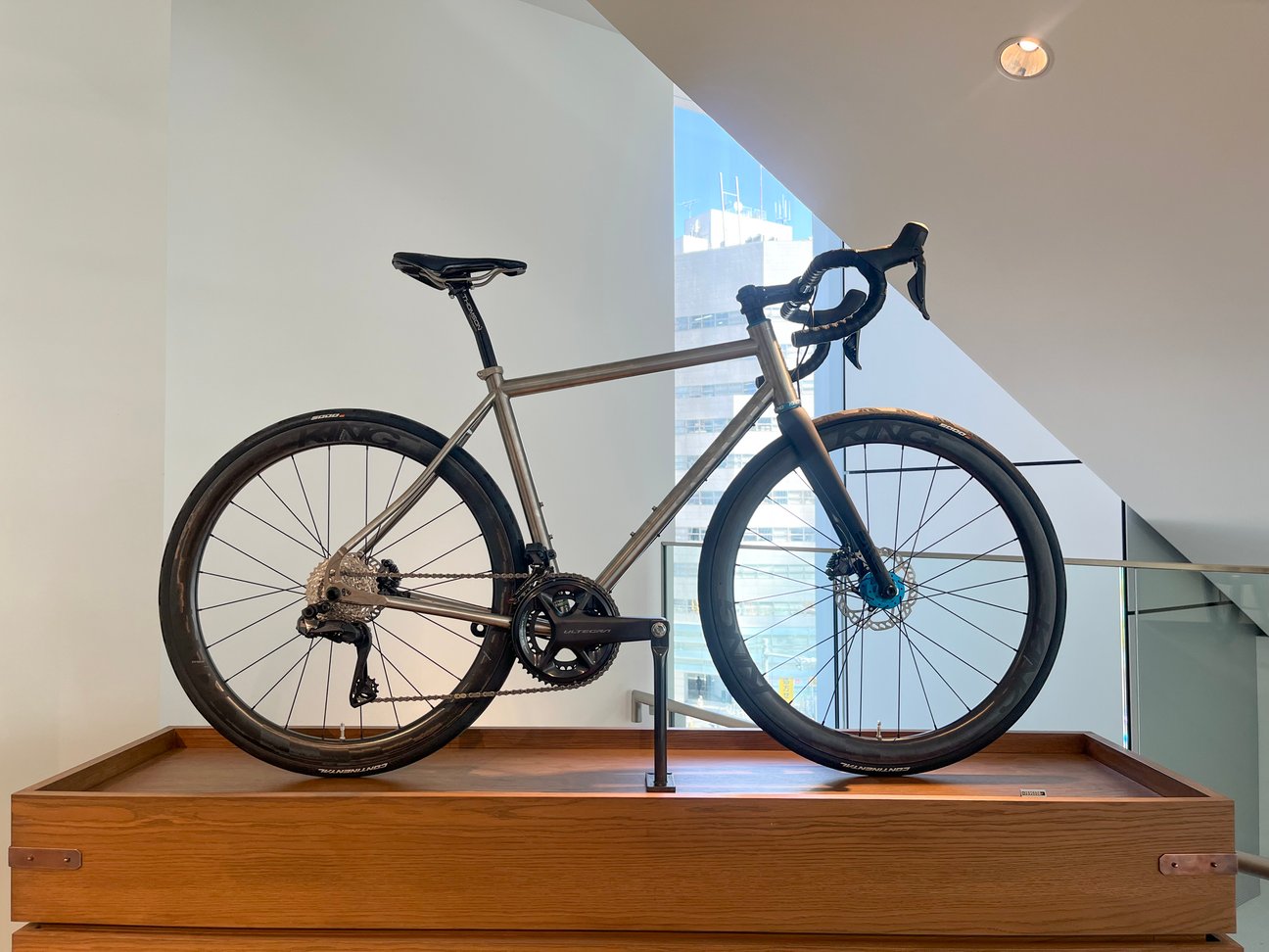 「サークルズ」付近のスペースに展示されるオーダーメイドの自転車(チタン製、価格は約200万円)