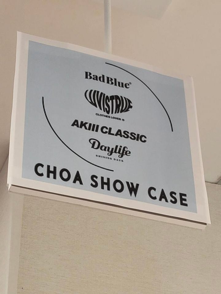アパレルショップ「CHOA SHOW CASE」の看板