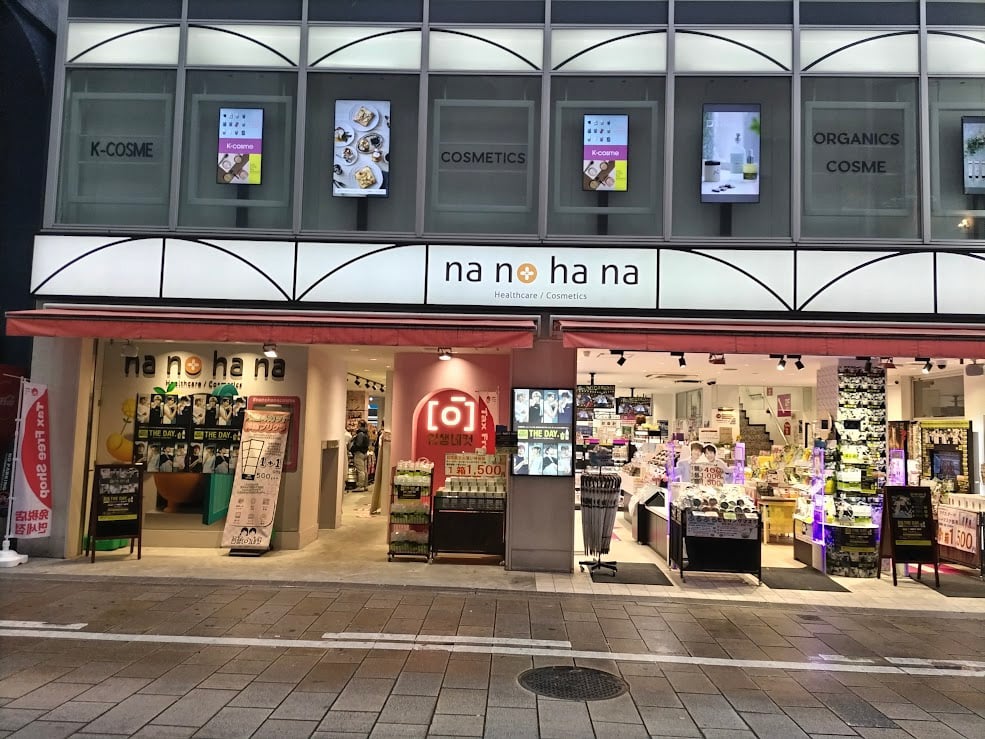 「nanohana 戎橋店」の店頭（夜）