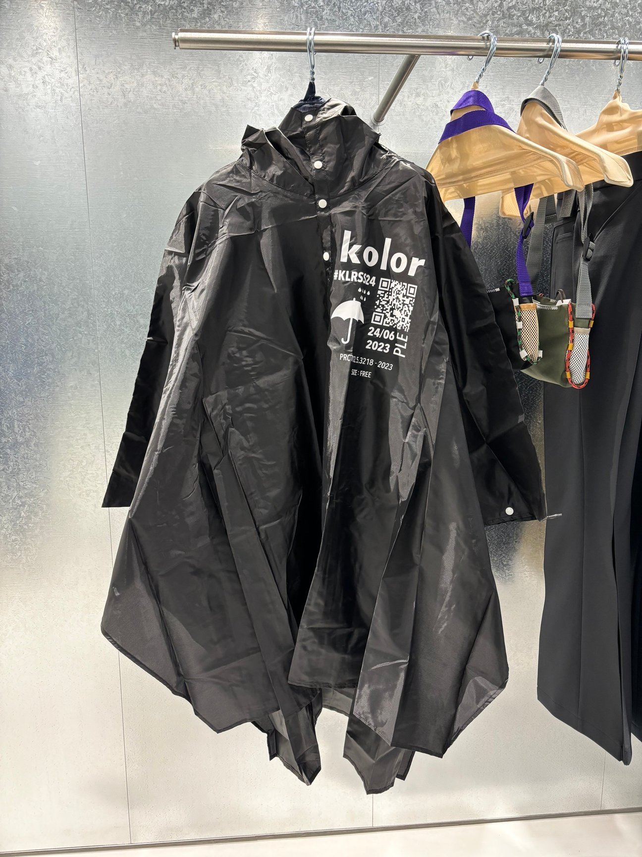 カラーが約15年ぶりの路面店「kolor 丸の内」をオープン