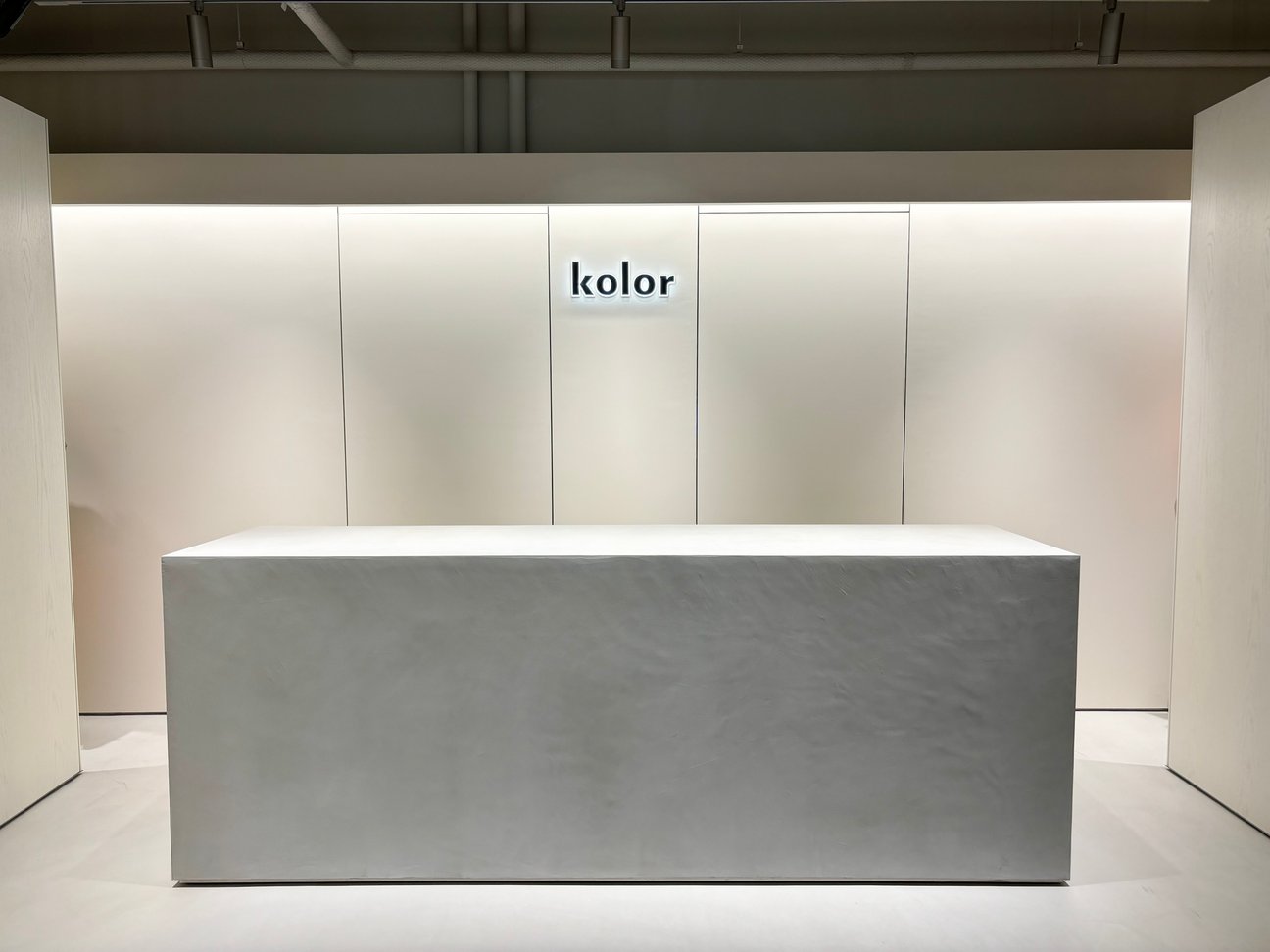 カラーが約15年ぶりの路面店「kolor 丸の内」をオープン