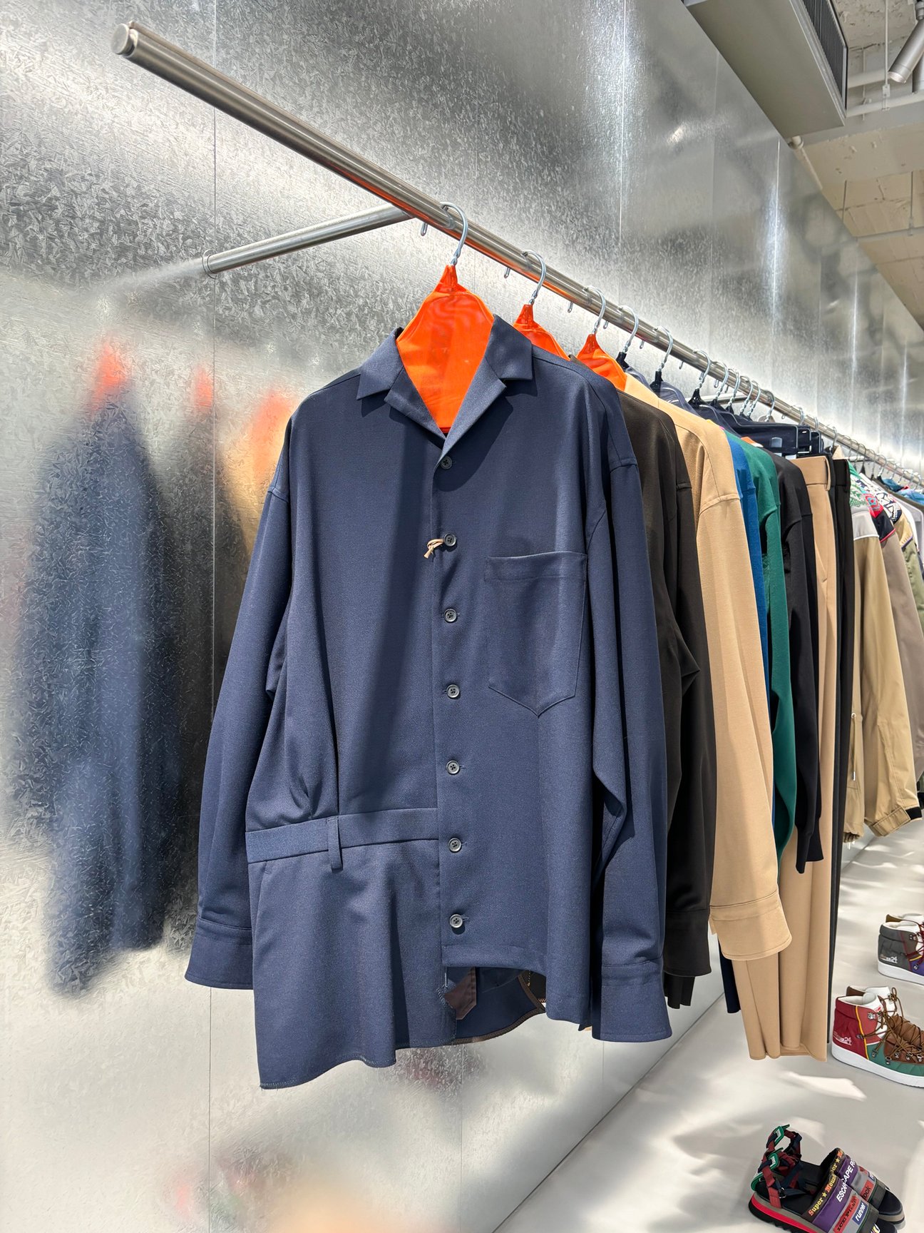 カラーが約15年ぶりの路面店「kolor 丸の内」をオープン
