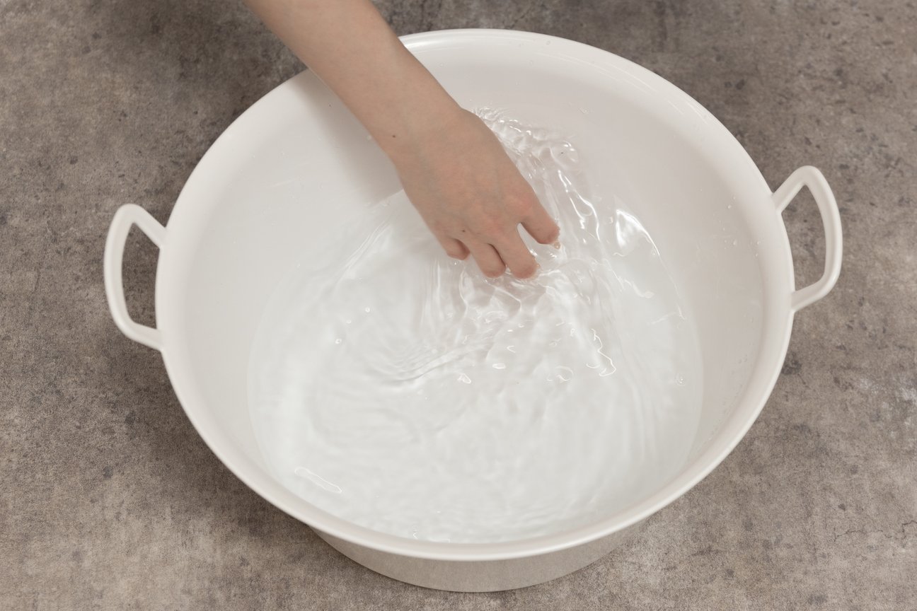 ニットを手洗いしている様子