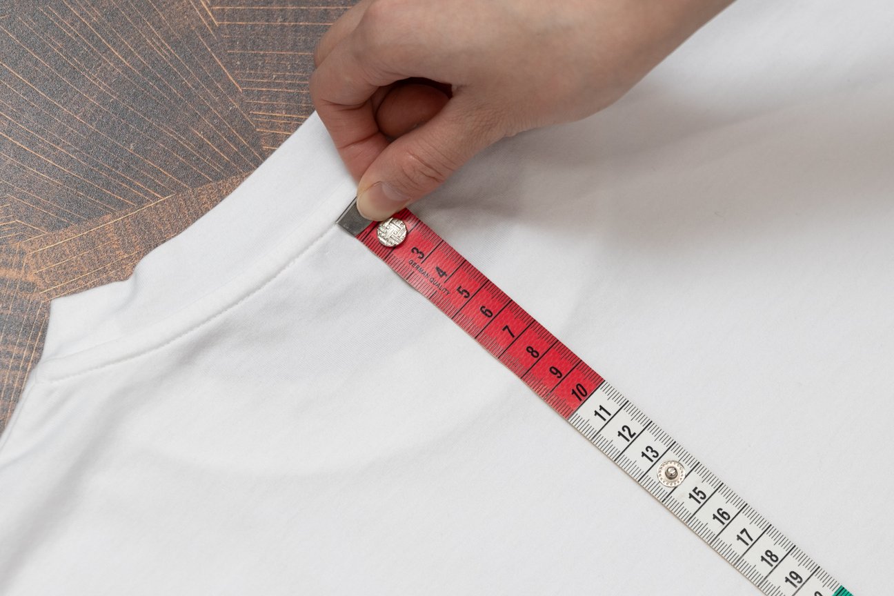 Tシャツのサイズを計測する様子