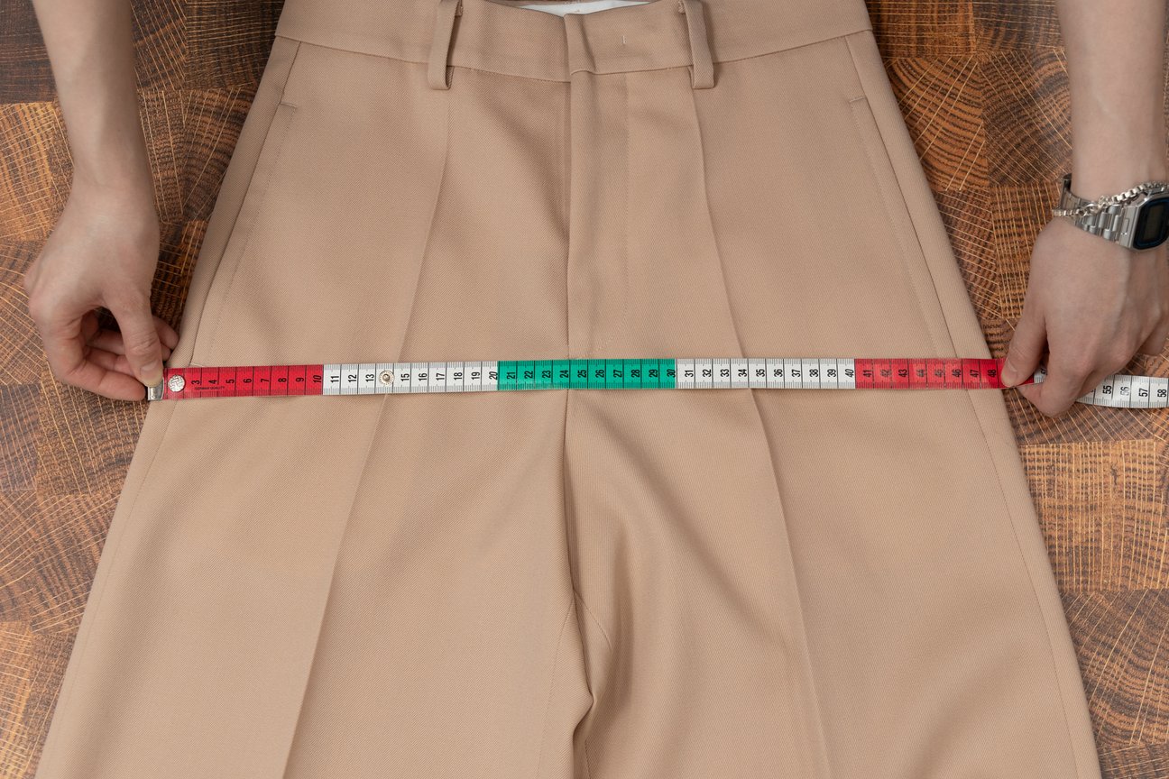 洋服を計測する様子