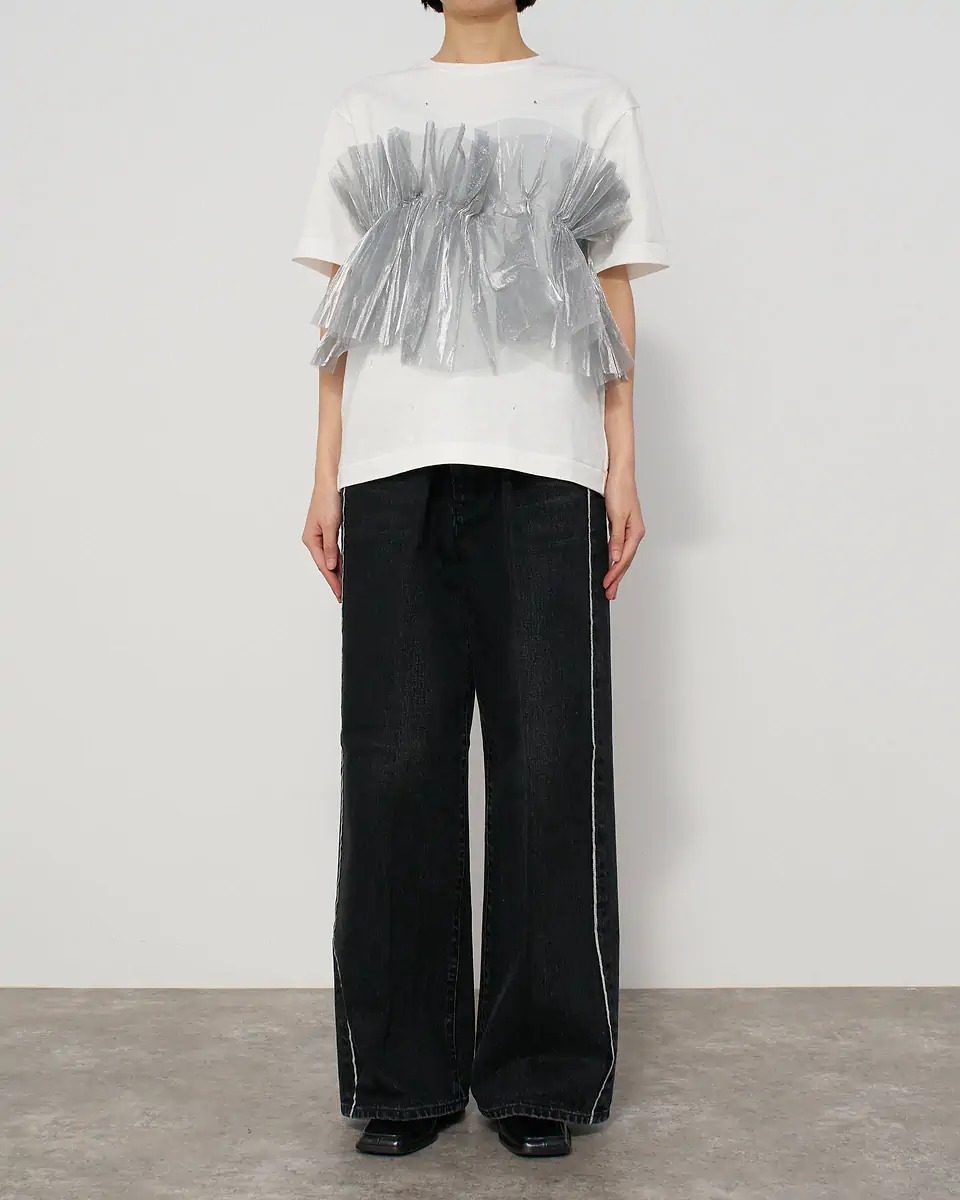 タナカのTシャツを着た女性モデル