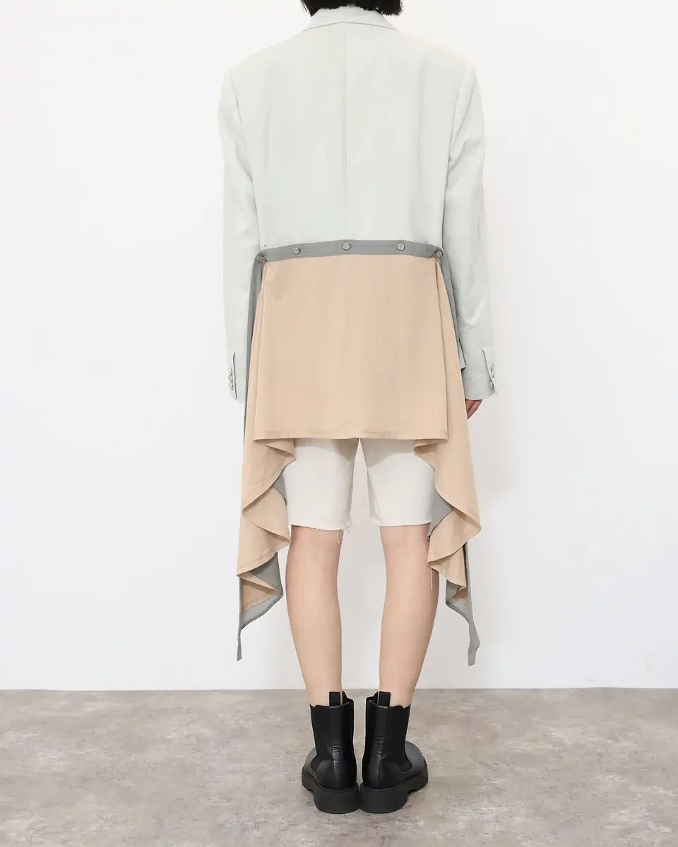 コトハヨコザワのジャケットを着た女性モデル