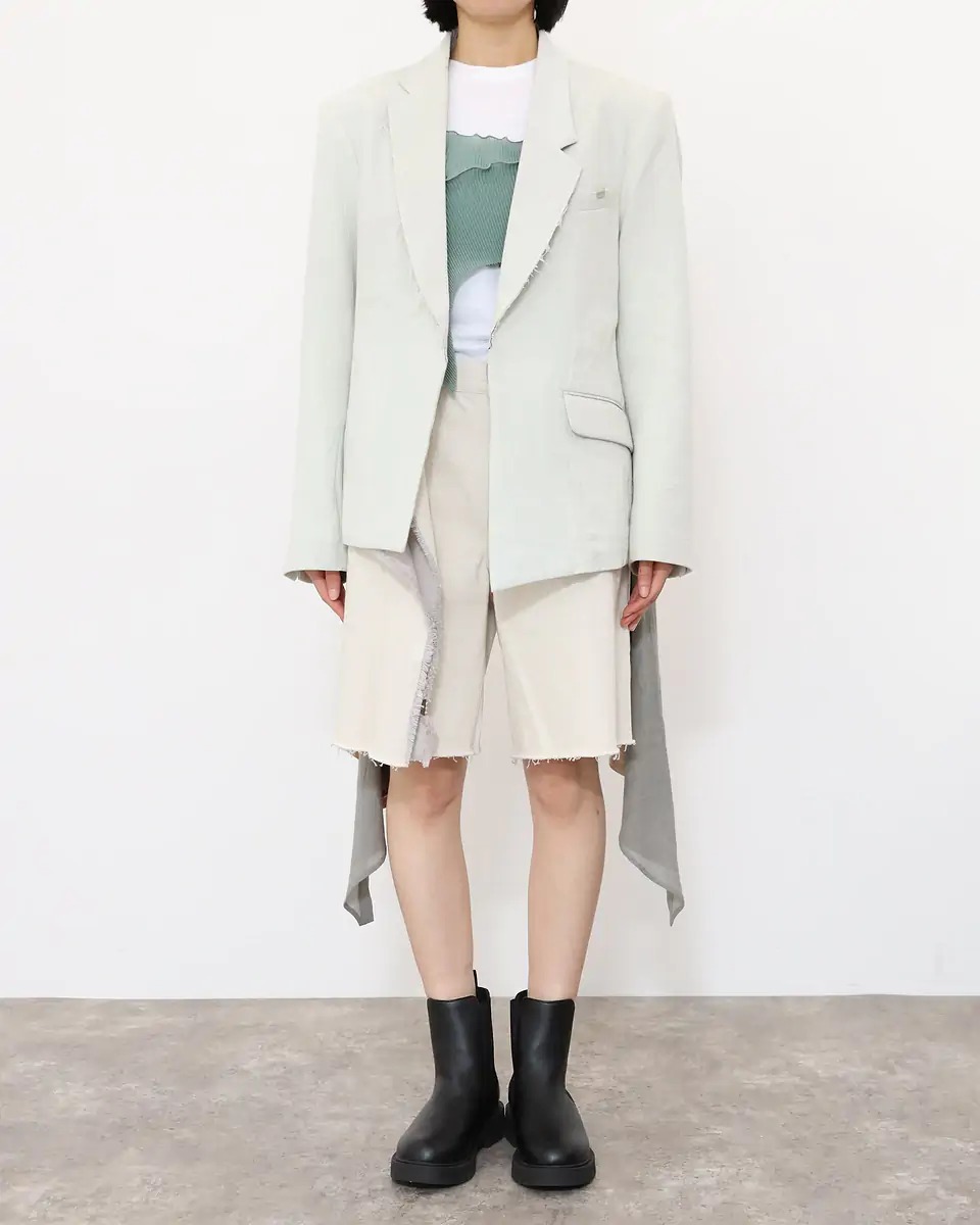 コトハヨコザワのジャケットを着た女性モデル