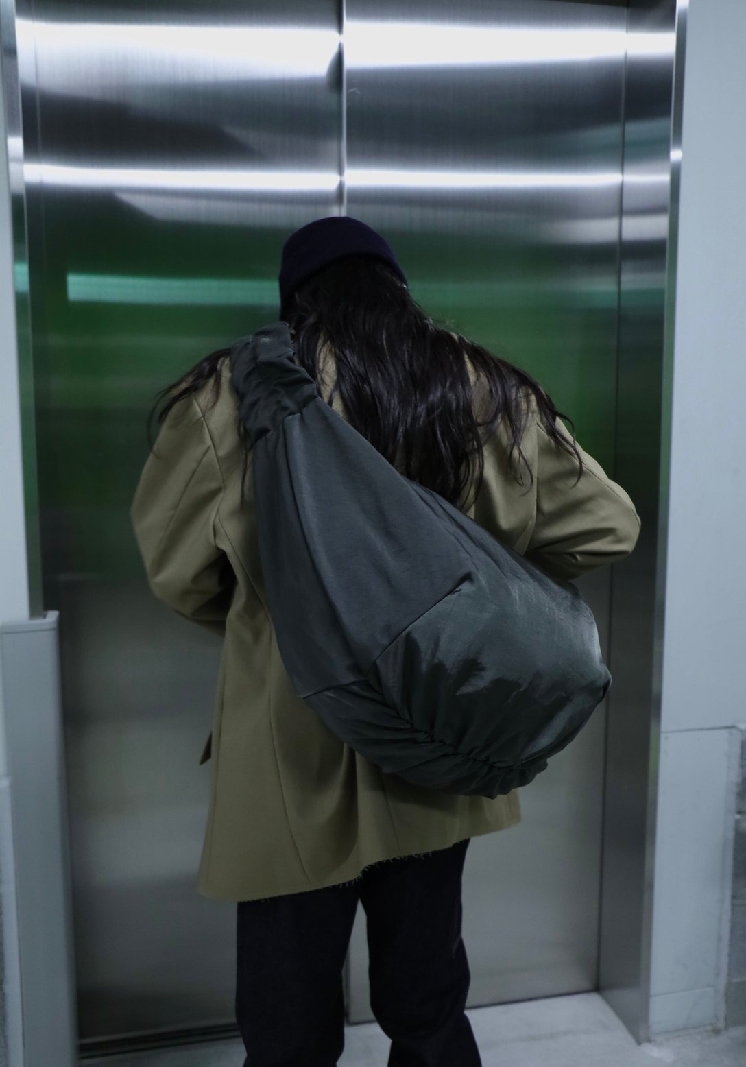 OUATのバッグを持った男性モデル