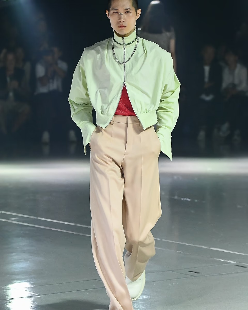 カナコサカイのブルゾンを着た男性モデル