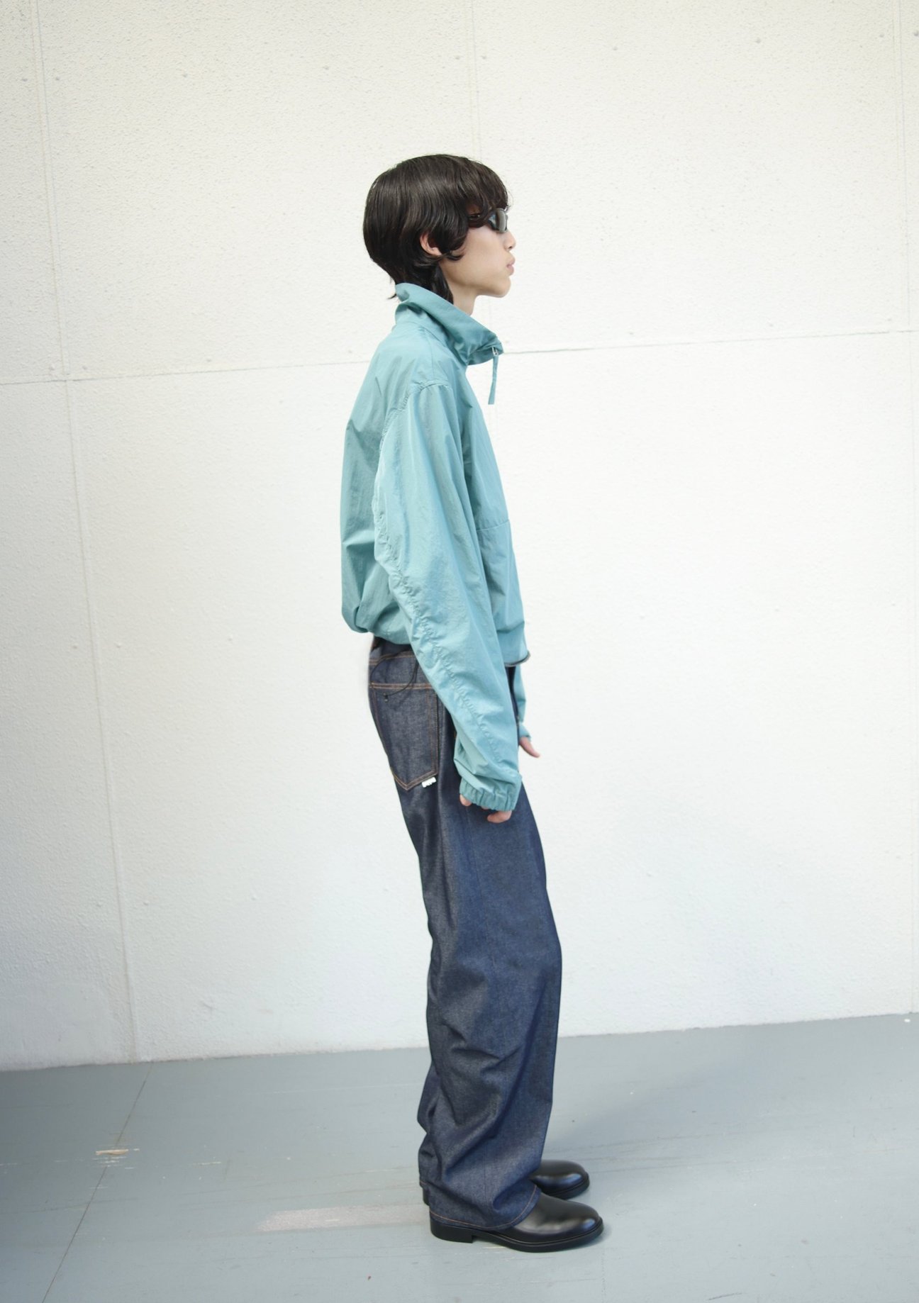 NTNの洋服を着た男性モデル
