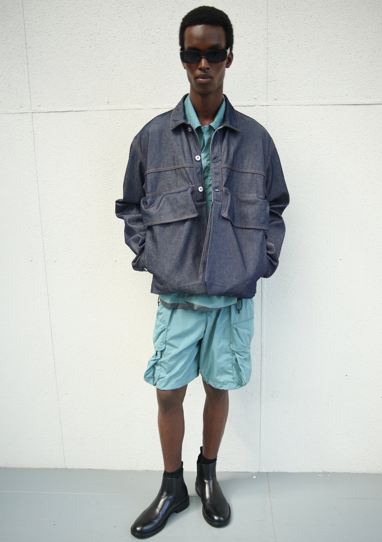 NTNの洋服を着た男性モデル