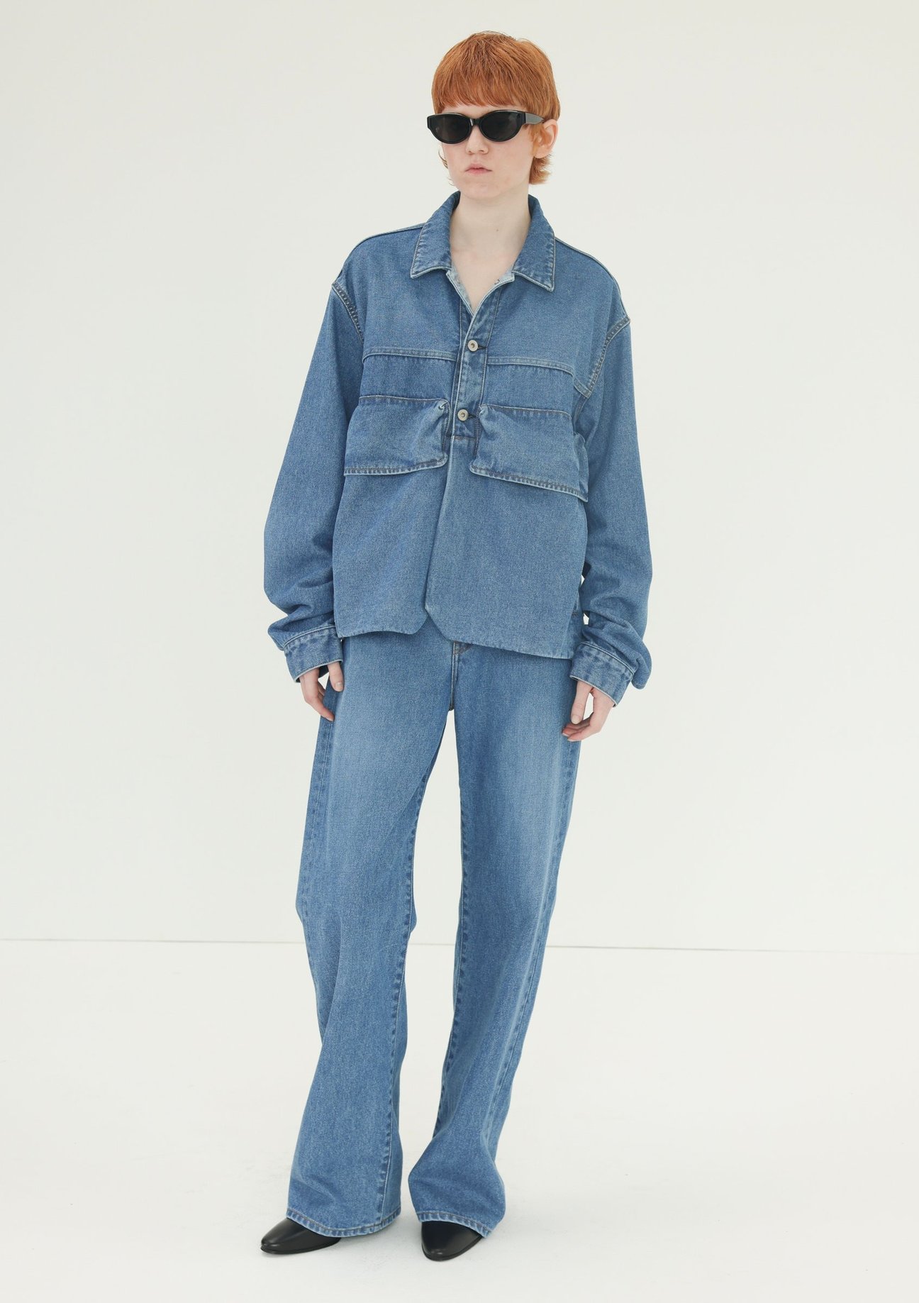 NTNの洋服を着た男性モデル