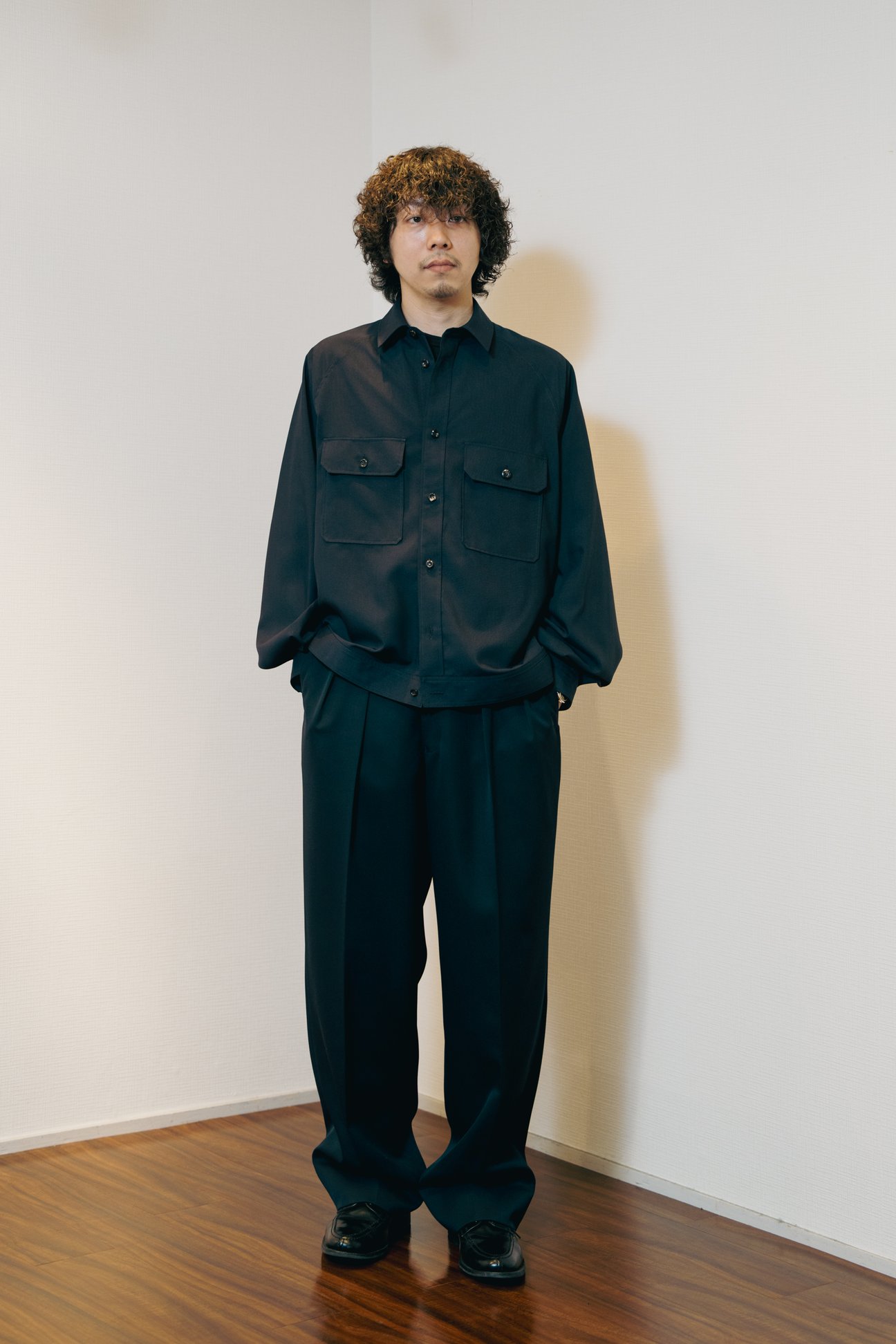 リラクスの洋服を着る男性モデル