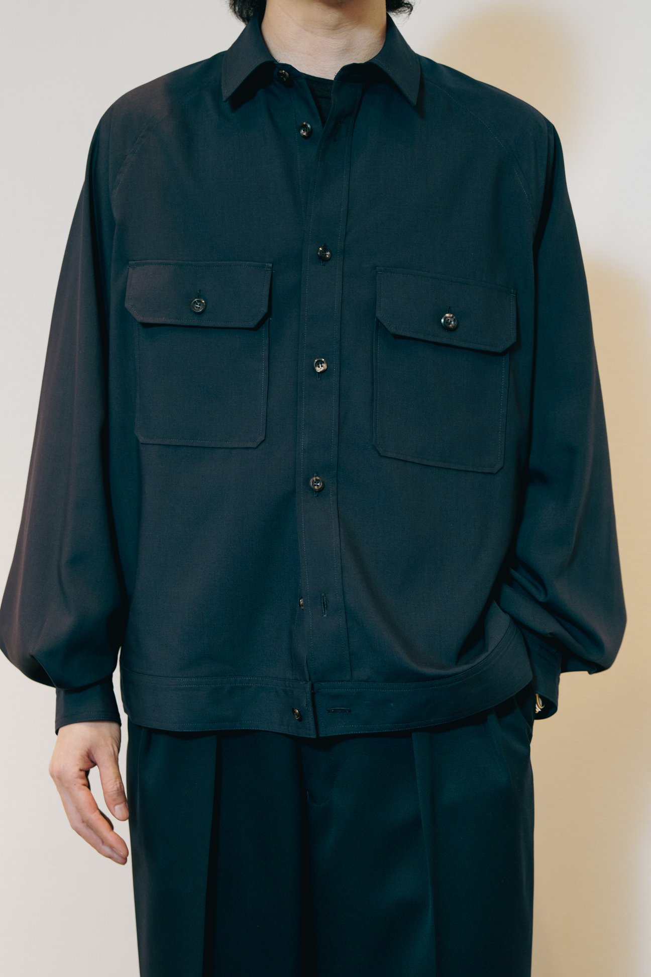 リラクスの洋服を着る男性モデル