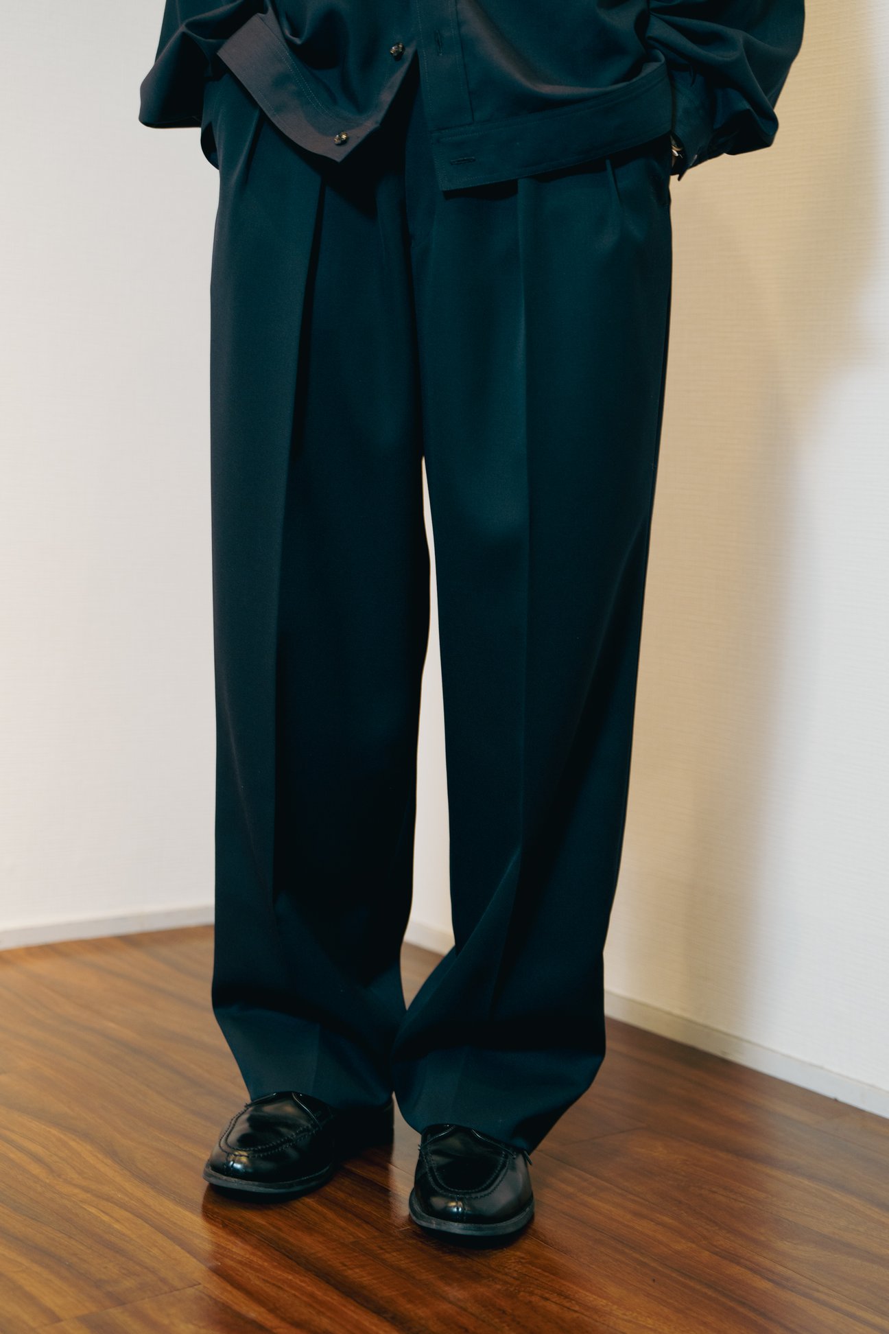 リラクスの洋服を着る男性モデル