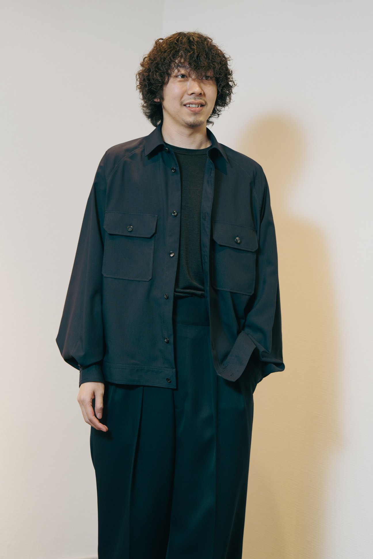 リラクスの洋服を着る男性モデル