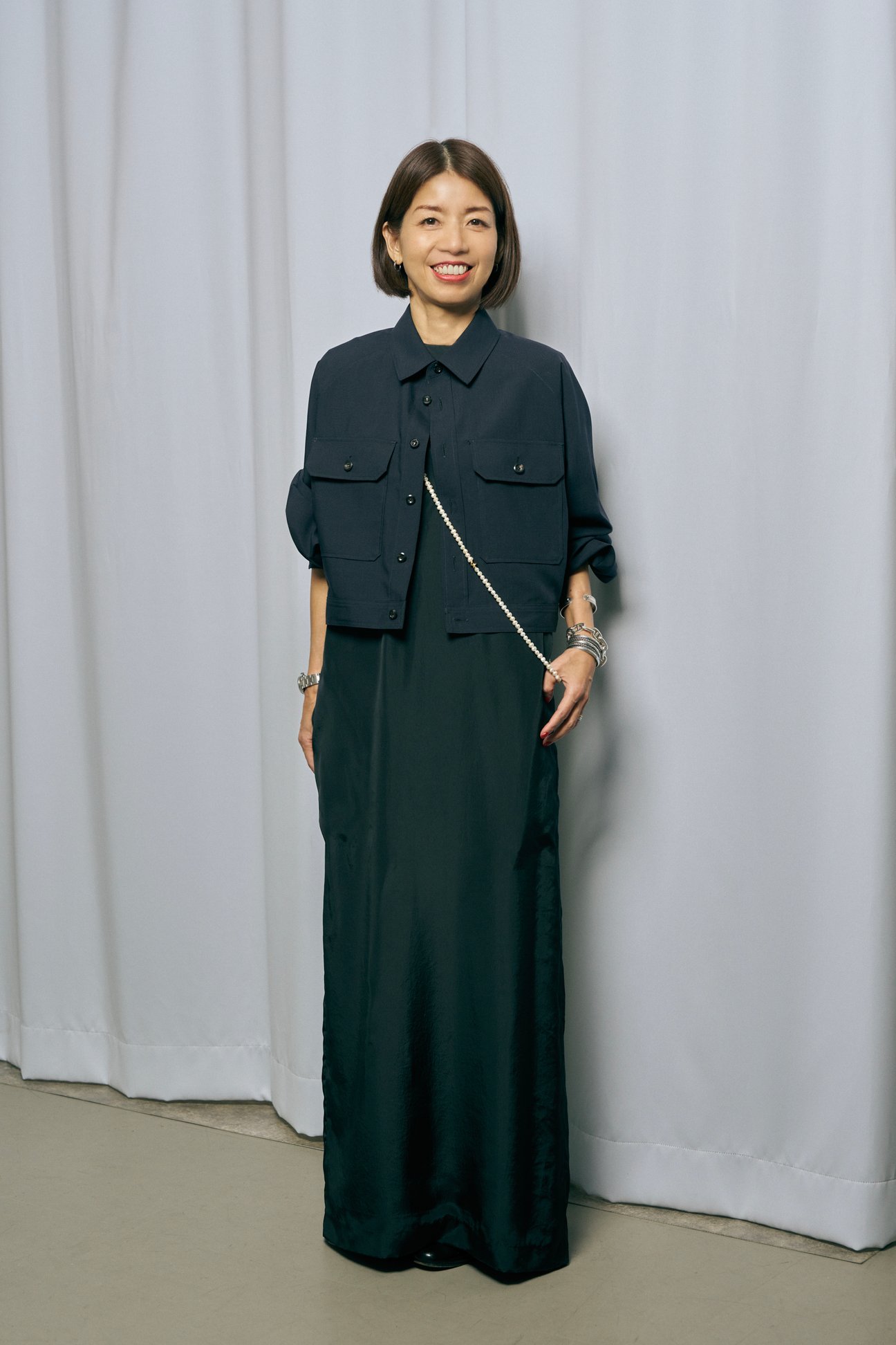 リラクスの洋服を着る中島