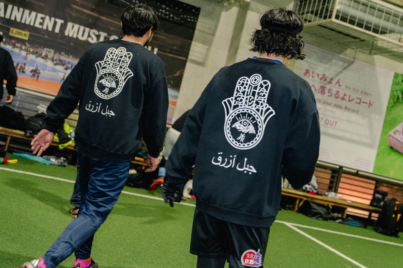 サッカーをしている男性の後ろ姿