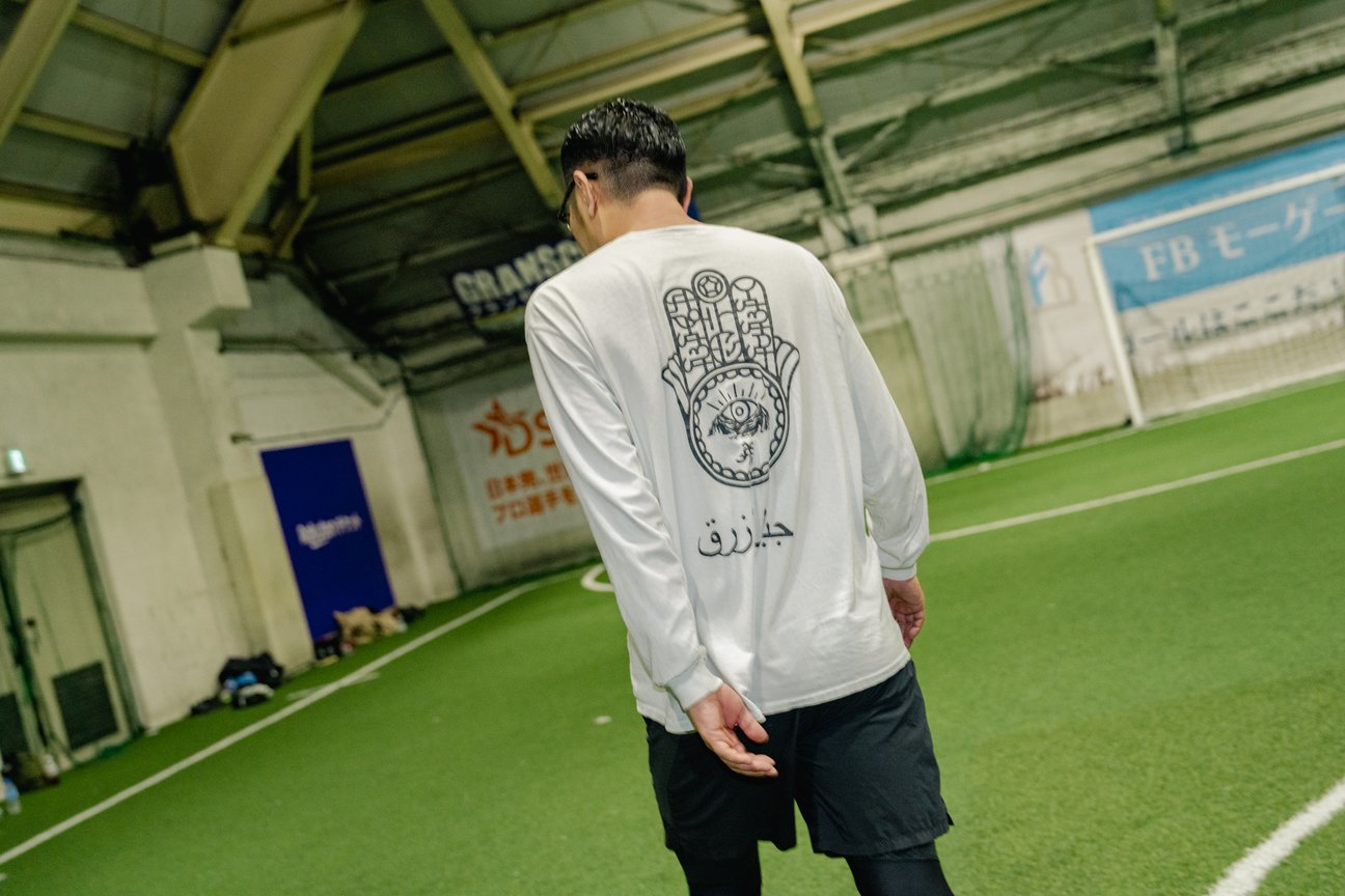 サッカーをしている男性の後ろ姿