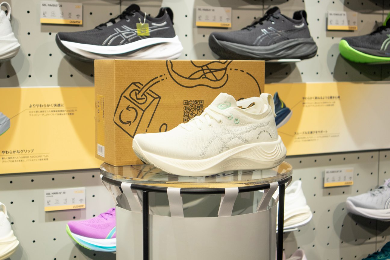 白いランニングシューズ