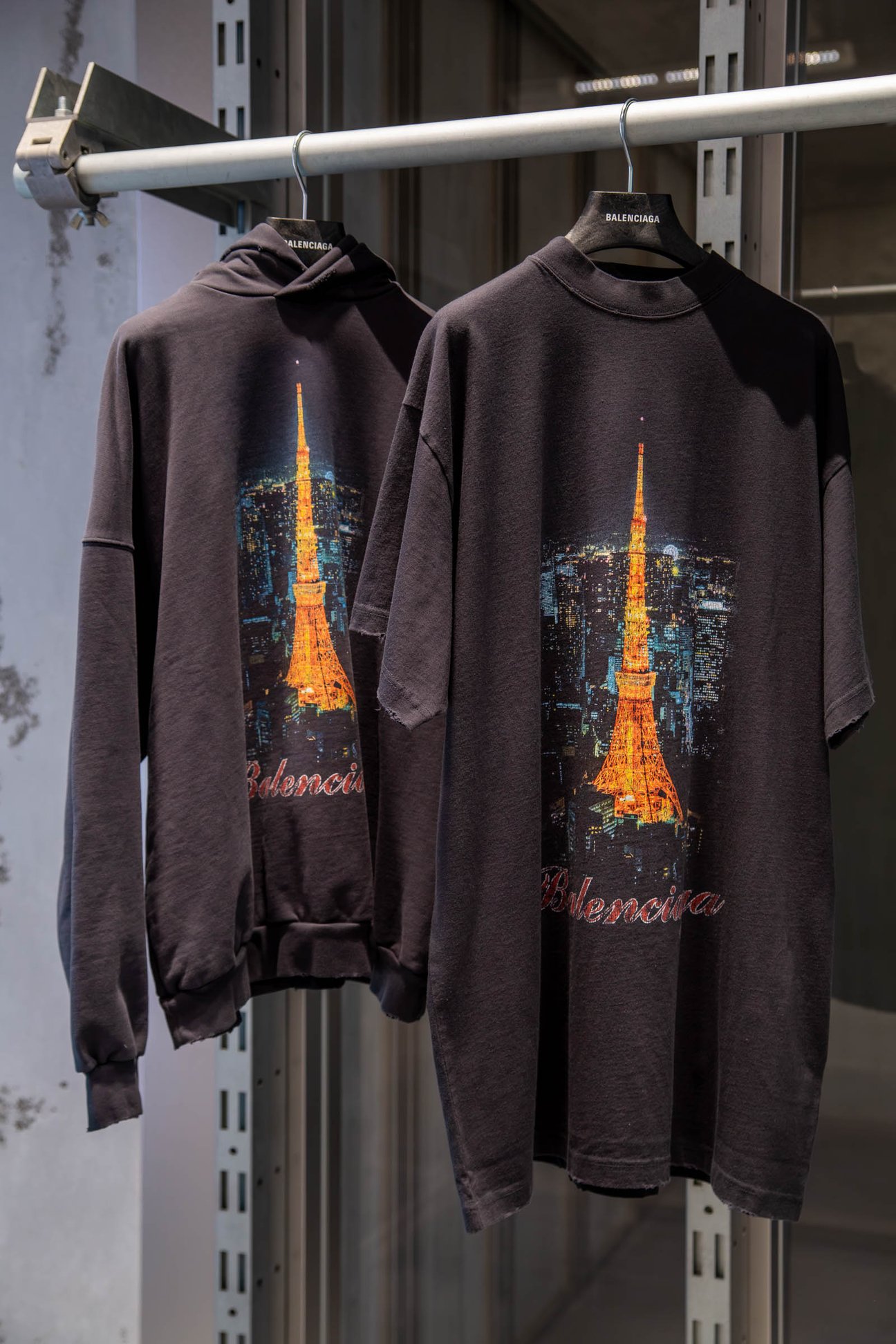 フーディー(19万4700円)、Tシャツ(12万1000円)