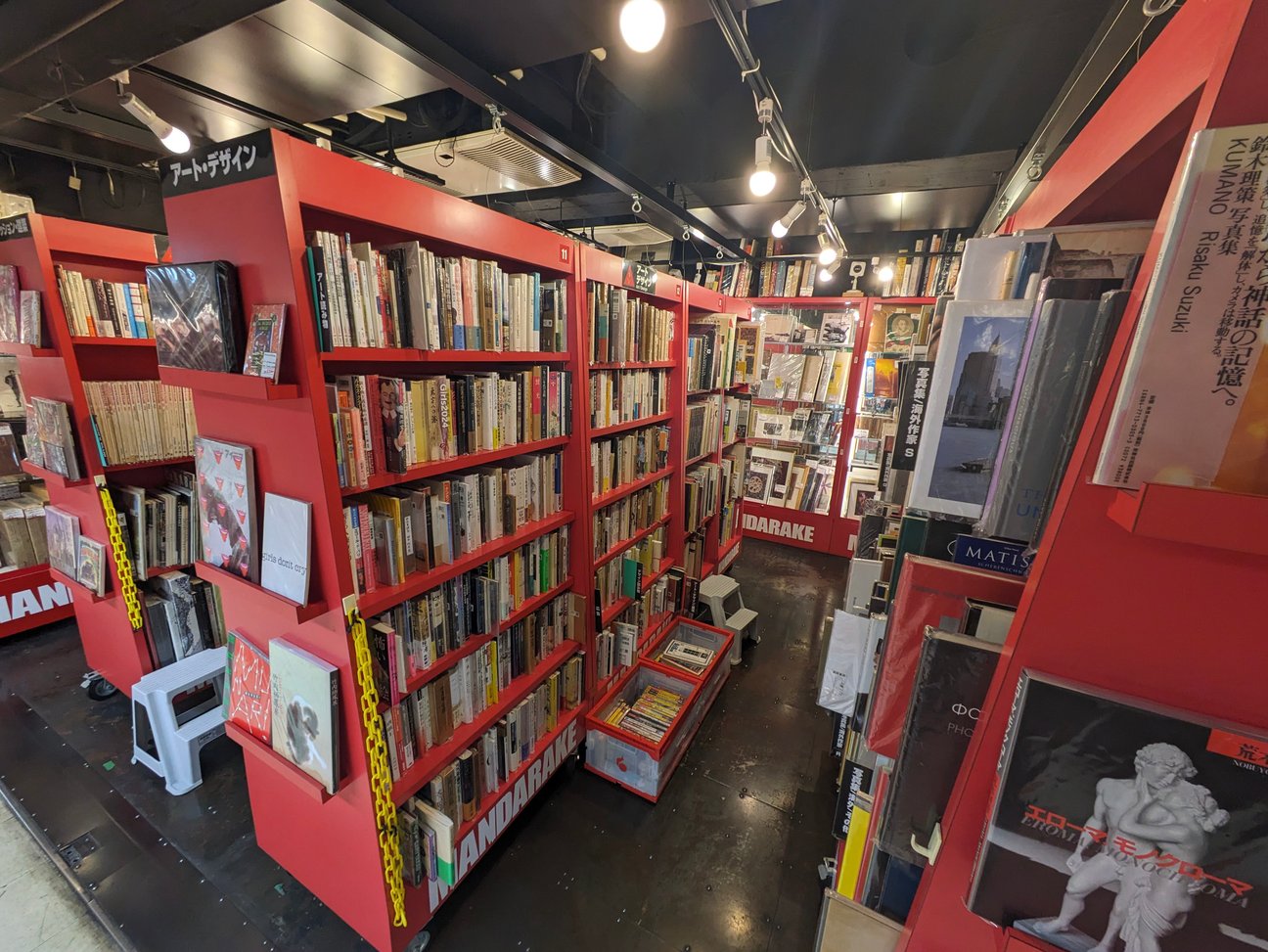 中野の古本屋「まんだらけ海馬」の店内