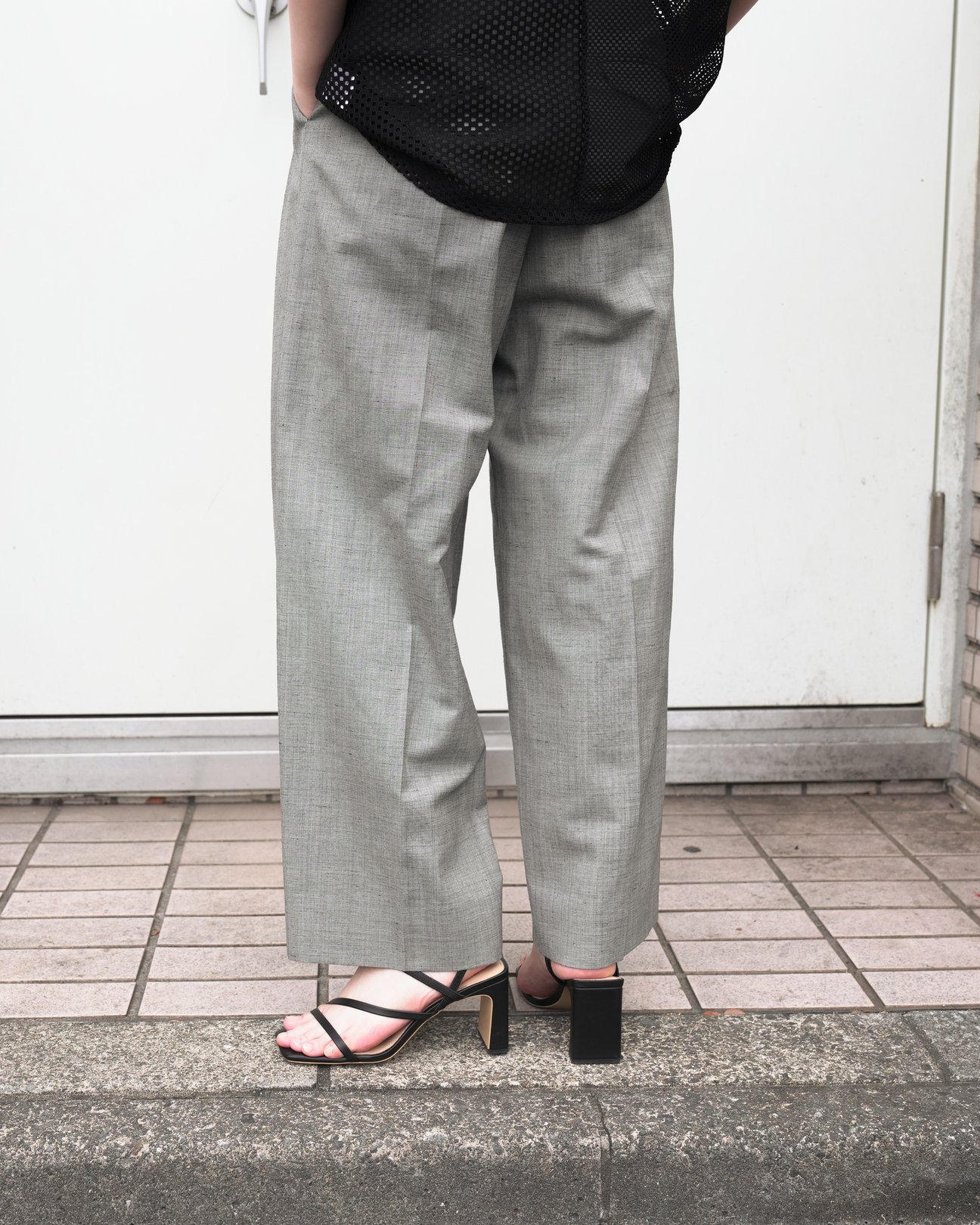 エイトンのワイドパンツを着た女性スタッフ