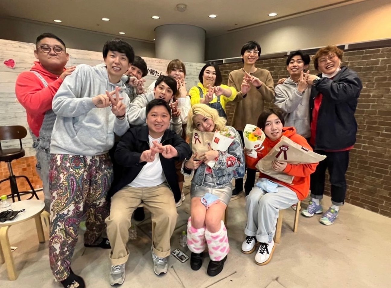 エルフと先輩芸人の集合写真