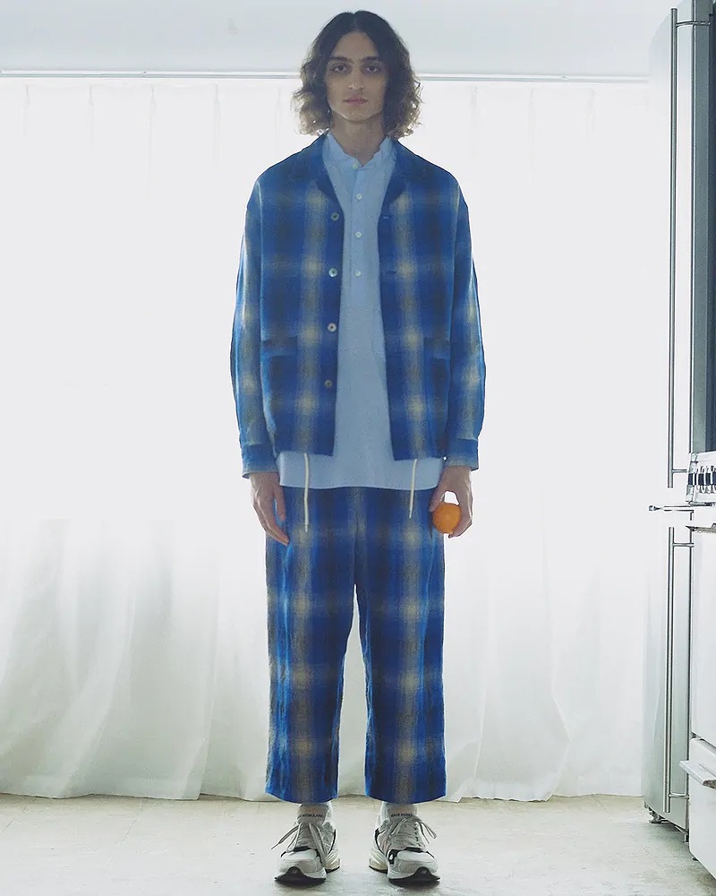 アトリエベトンのチェックパンツを穿いた男性モデル