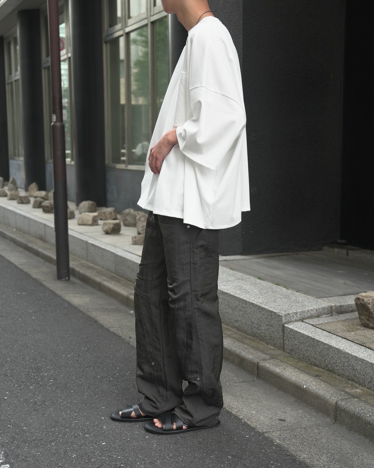 シーオールのオーバーサイズTシャツを着た男性モデル