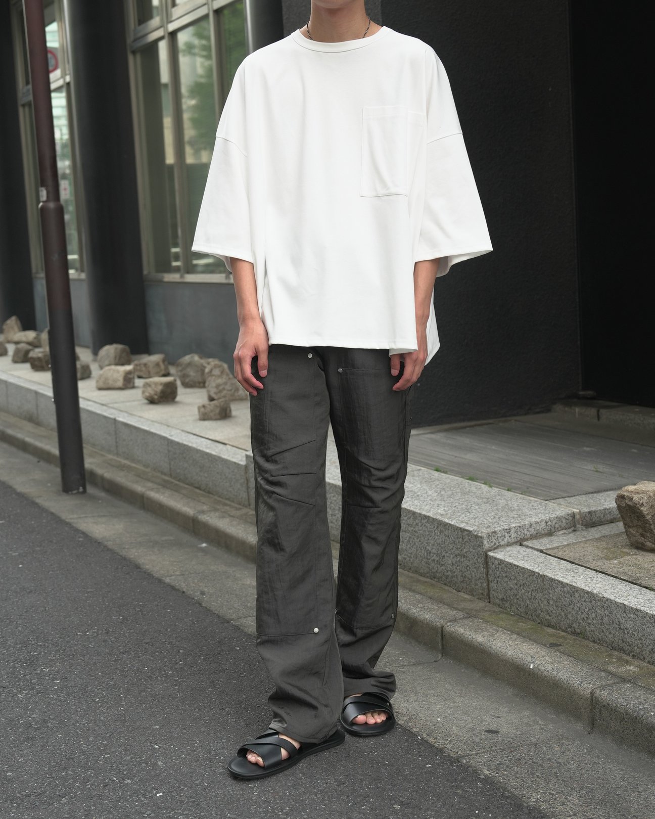 シーオールのオーバーサイズTシャツを着た男性モデル